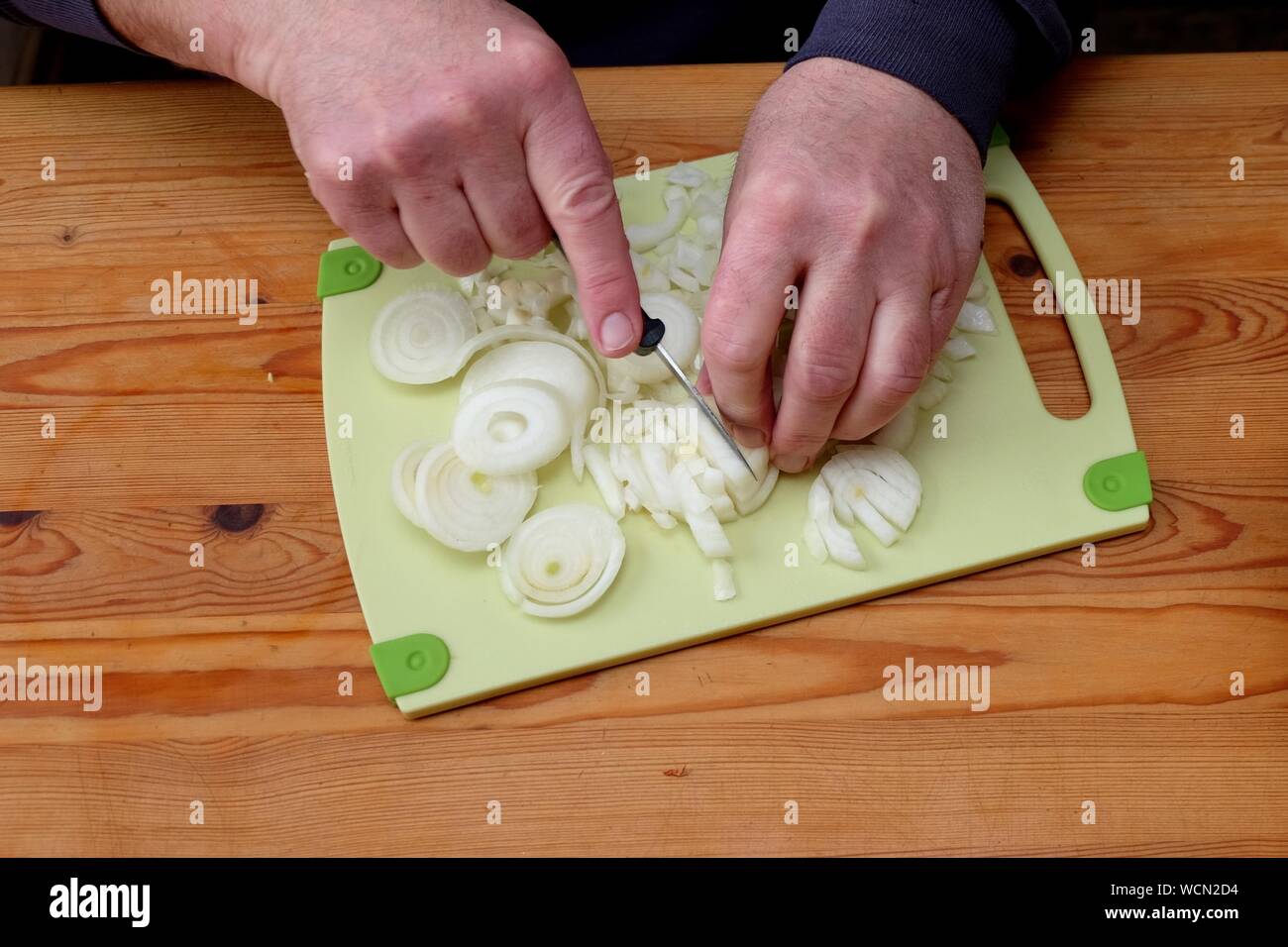 Man hands cutting onion hi-res stock photography and images - Alamy