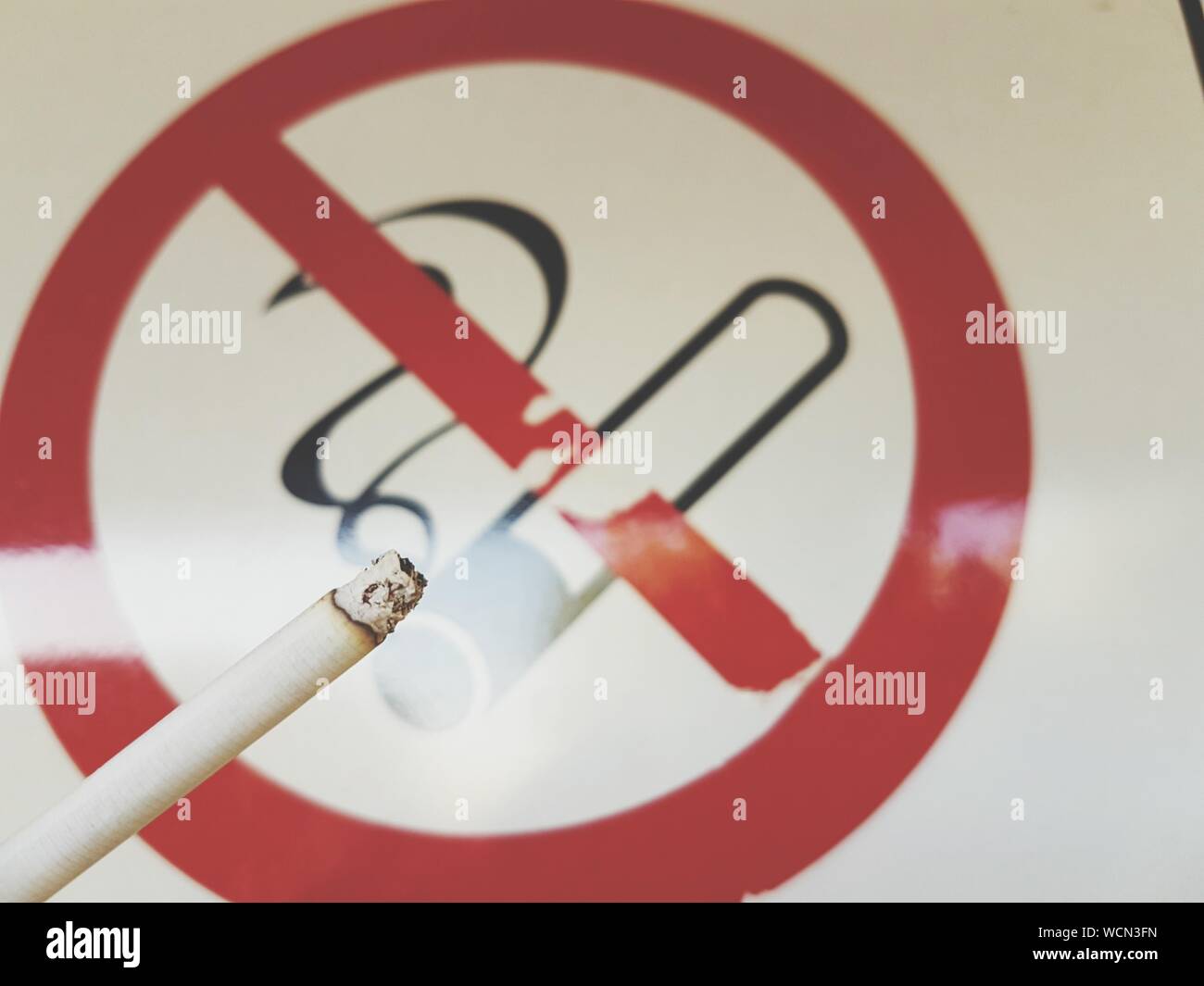 Cigarette warning sign hi-res stock photography and images - Alamy