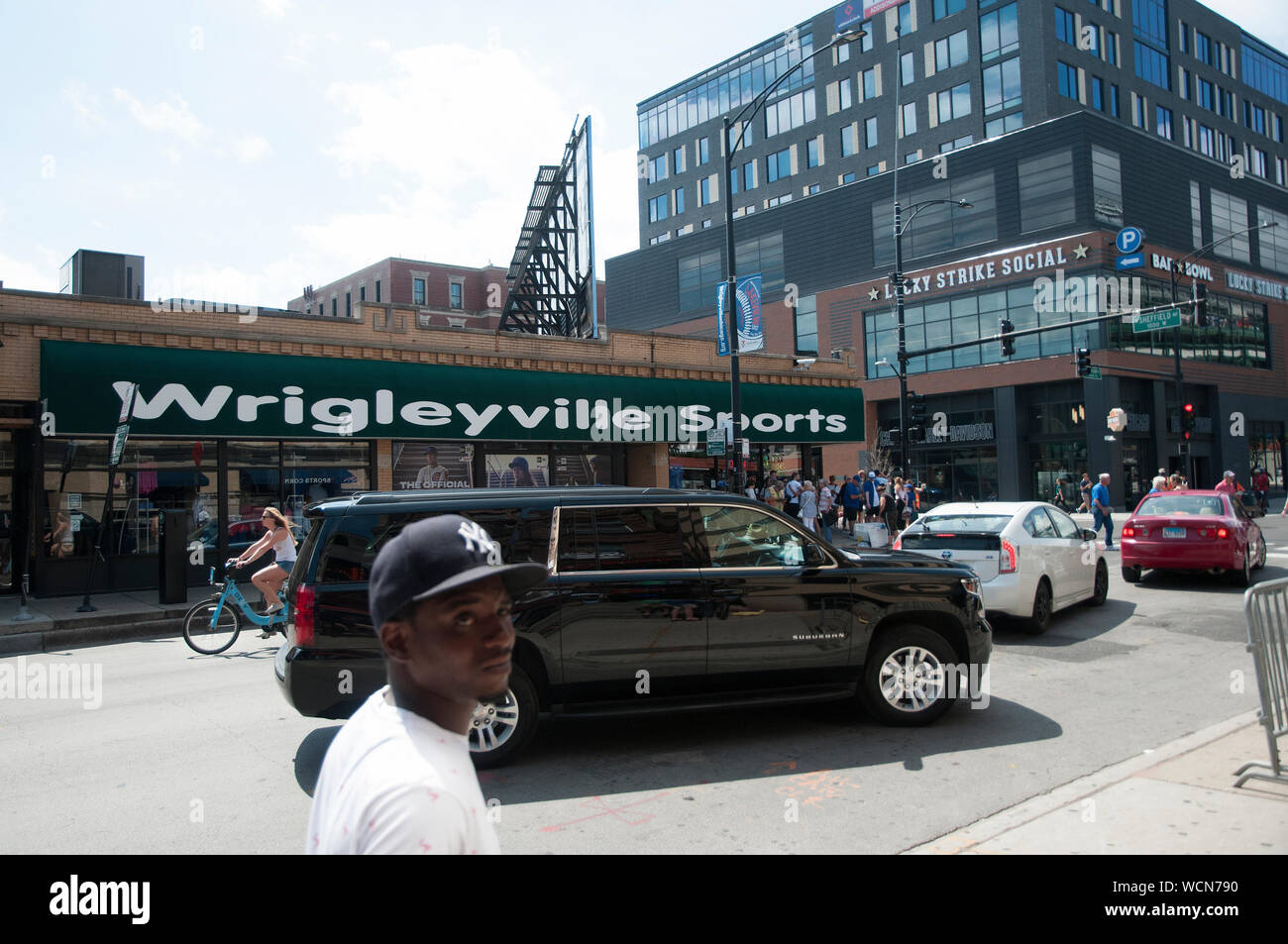 Automobiles dropping off fans outside of Chicago Cubs Wrigley Field Stock Photo