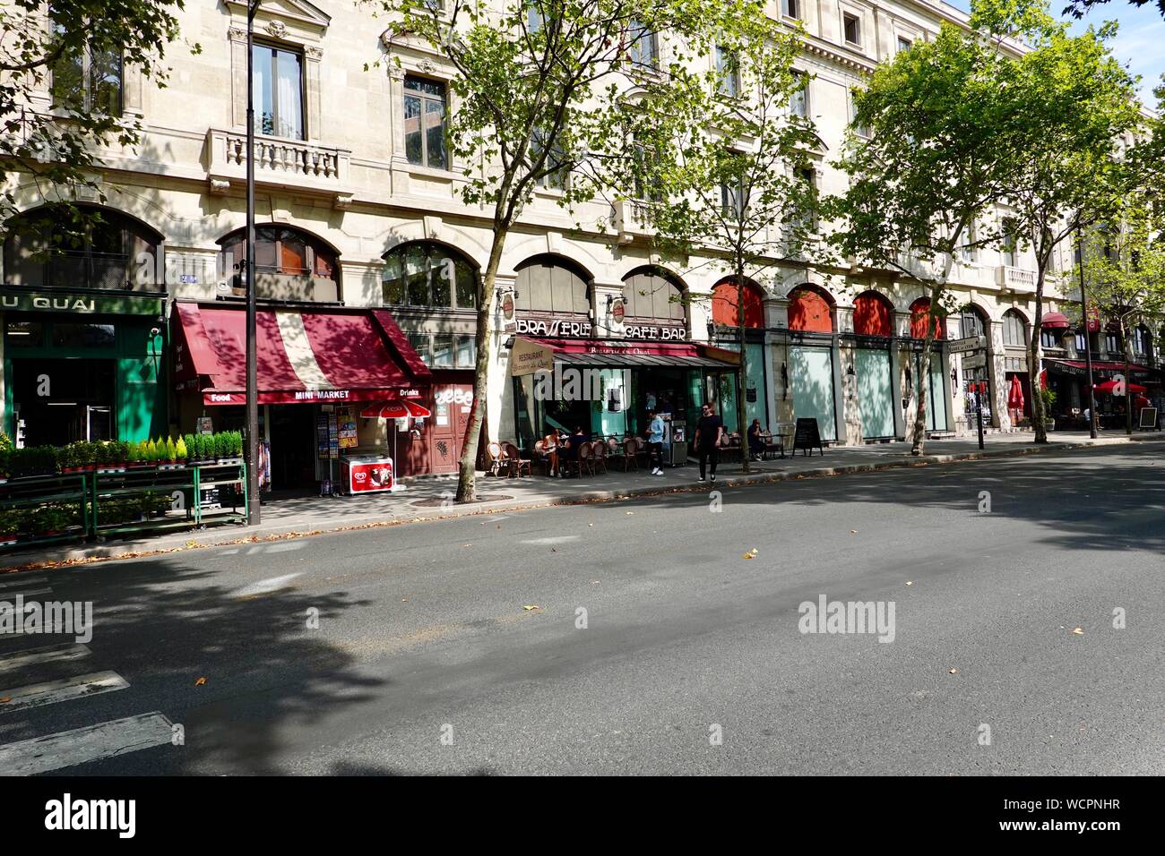 Quiet street paris hi-res stock photography and images - Alamy