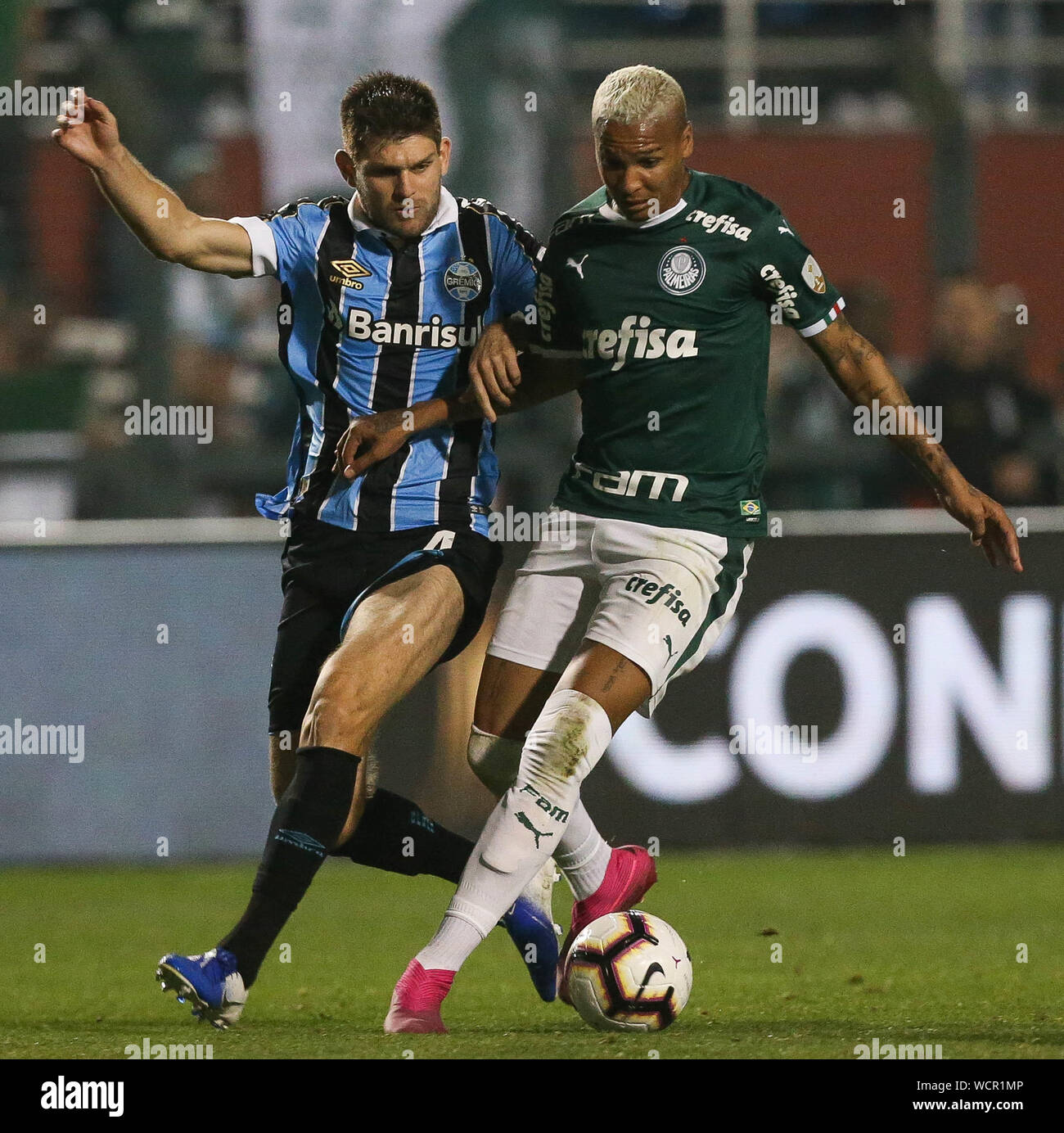 SP - Sao Paulo - 14/08/2021 - BRAZILIAN IN 2021, SAO PAULO X GREMIO -  Galeano, Sao Paulo player disputes a bid with Vanderson, Gremio player  during a match at Morumbi stadium