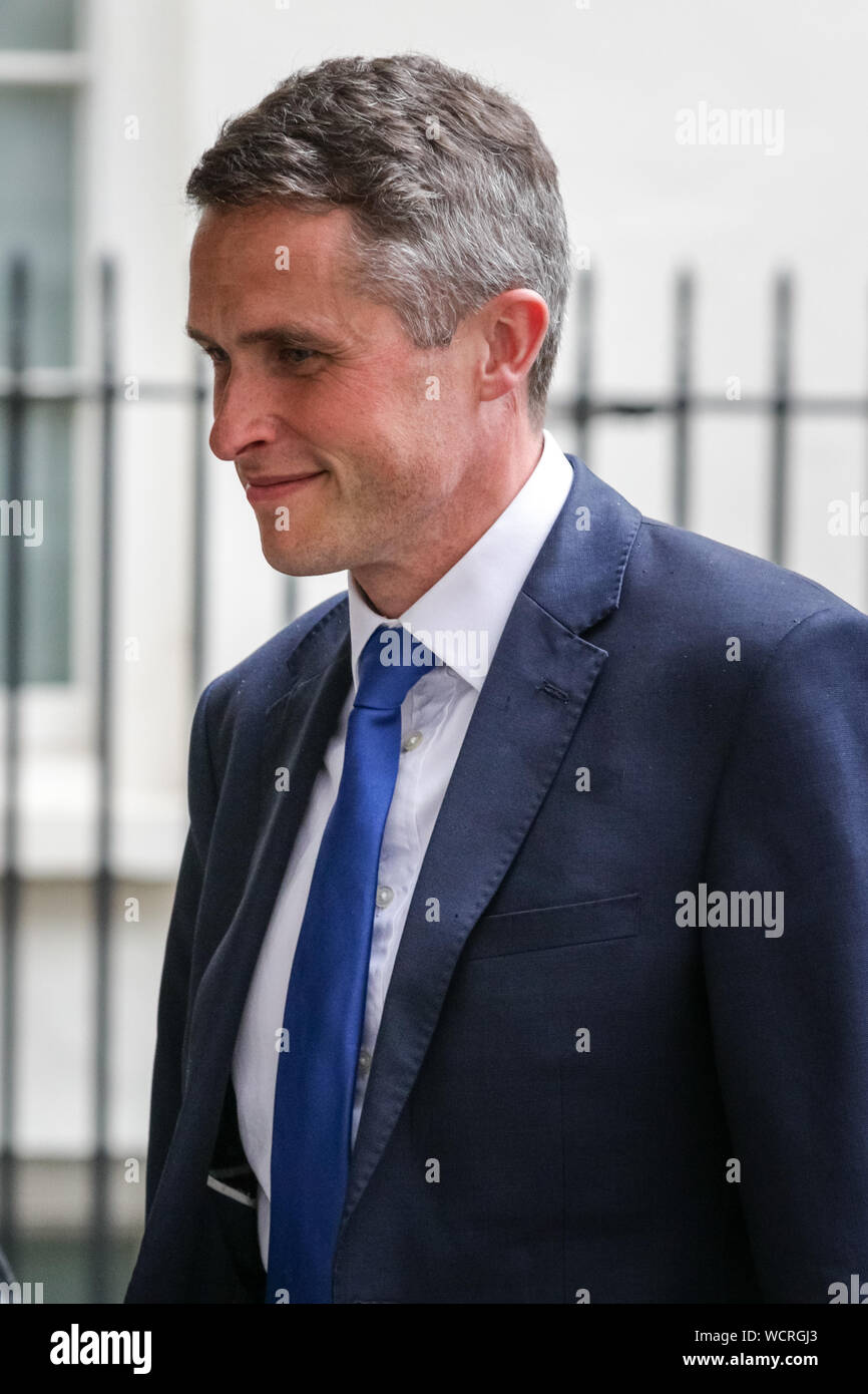 Westminster, London, 28th August 2019. Secretary of State for Education Gavin Williamson poses for photos and chats to visitors outside No 10 in Downing Street. Teachers, students and other education related visitors went to No 10 for a meeting on 'Girls in Education'. Credit: Imageplotter/Alamy Live News Stock Photo