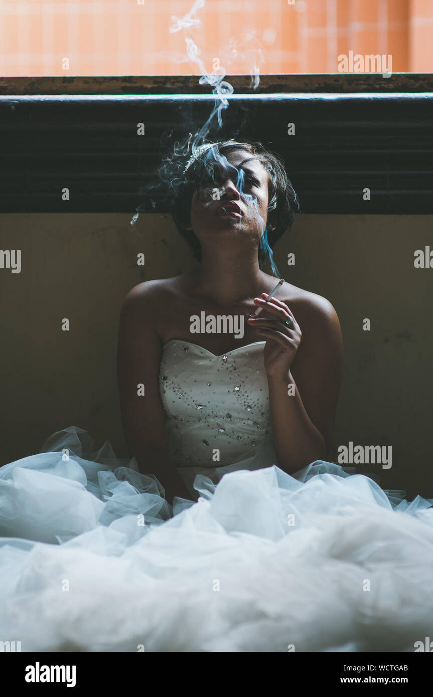 Bride smoking cigarette wedding hi-res stock photography and images - Alamy