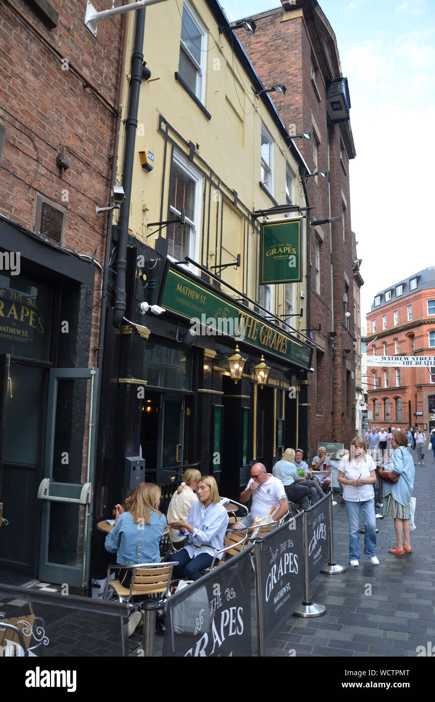 The Grapes public house on Mathew Street, Liverpool, England where The Beatles drank when playing at the famous Cavern Club opposite Stock Photo