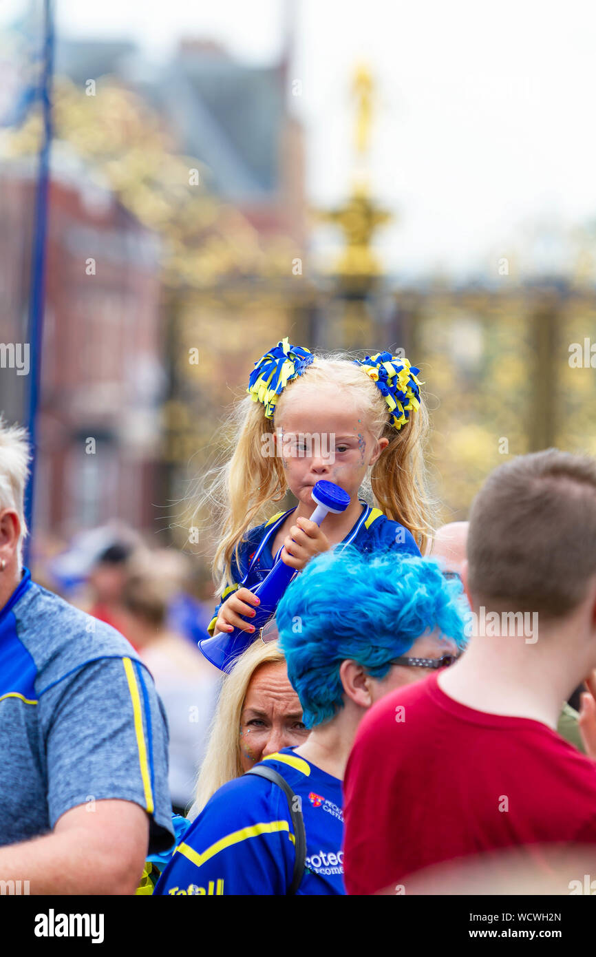 Warrington Wolves bring the Coral Challlenge Cup back home-Downs girl with horn on mothers shoulders Stock Photo