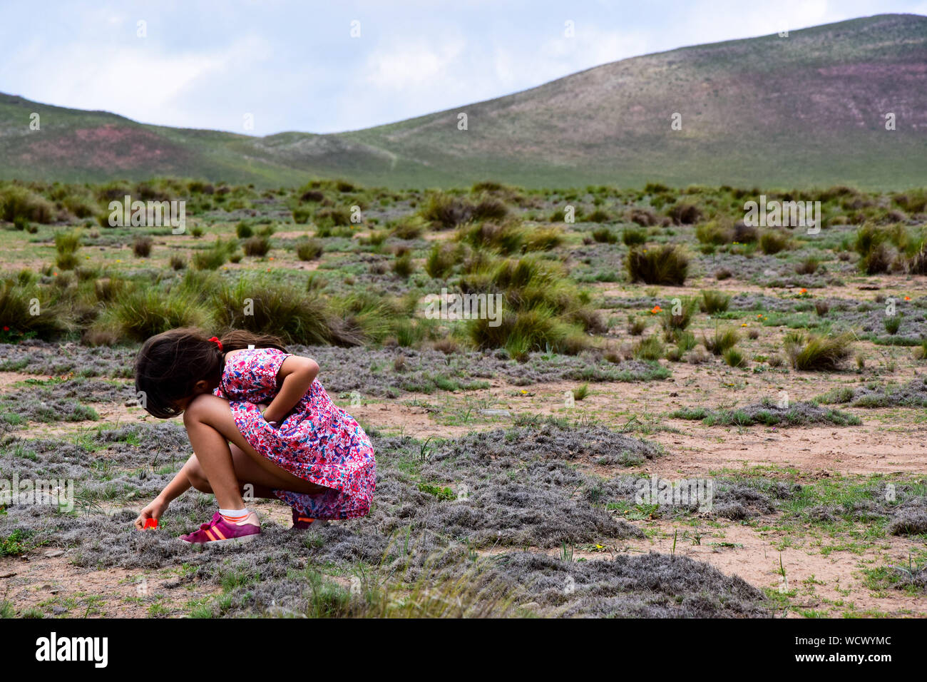 Kneeling girls hi-res stock photography and images - Alamy