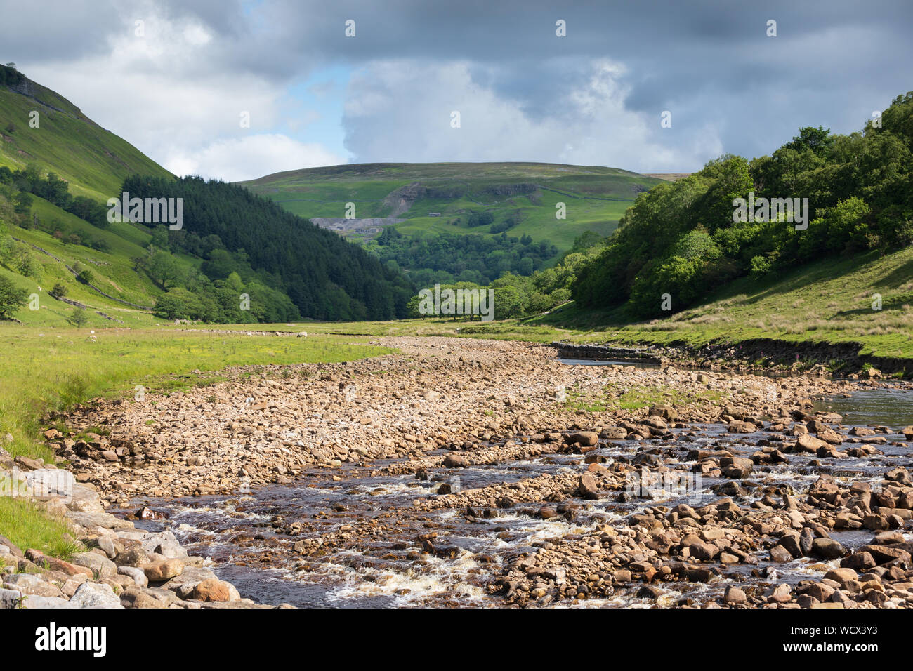 River Swale in Muker in Swaledale looking up the River towards Keld. Stock Photo