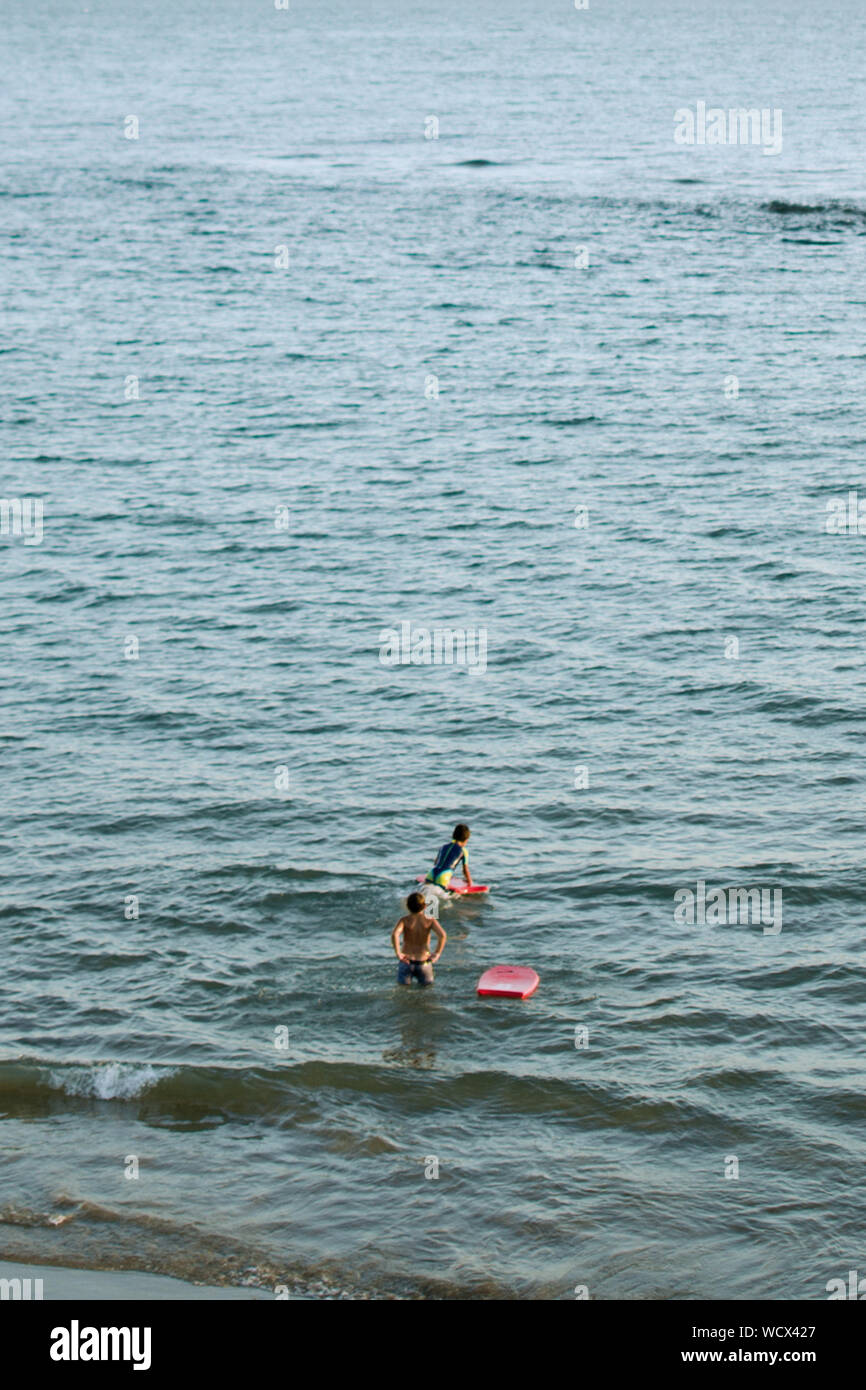 Boys by the sea hi-res stock photography and images - Alamy