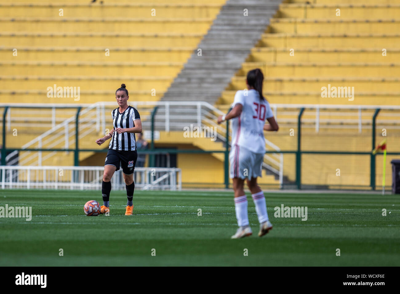 SÃO PAULO, SP - 28.08.2019: CAMPEONATO PAULISTA FEMININO - Otília (São  Paulo) and Carol Arruda (Santos) quarrel over the game. Sao Paulo Women's  Championship - Sao Paulo and Santos draw 1-1 in