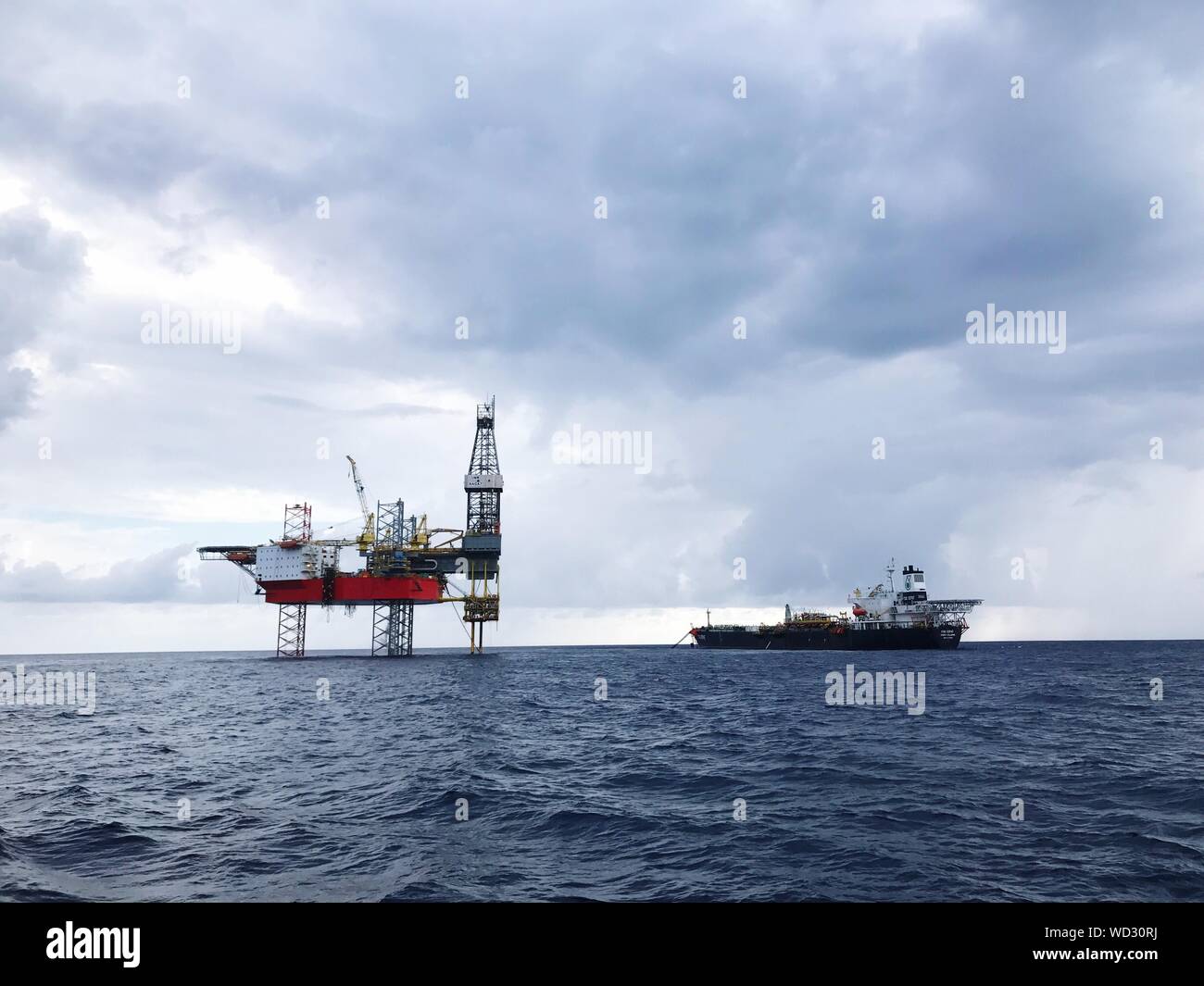 Oil rig ship hi-res stock photography and images - Alamy