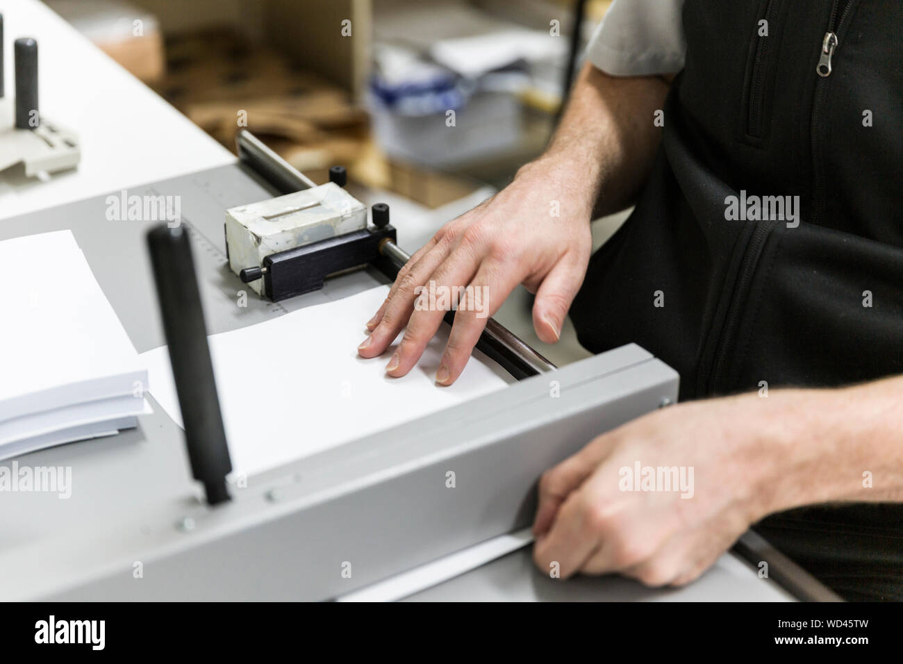 Paper cutter guillotine hires stock photography and images Alamy
