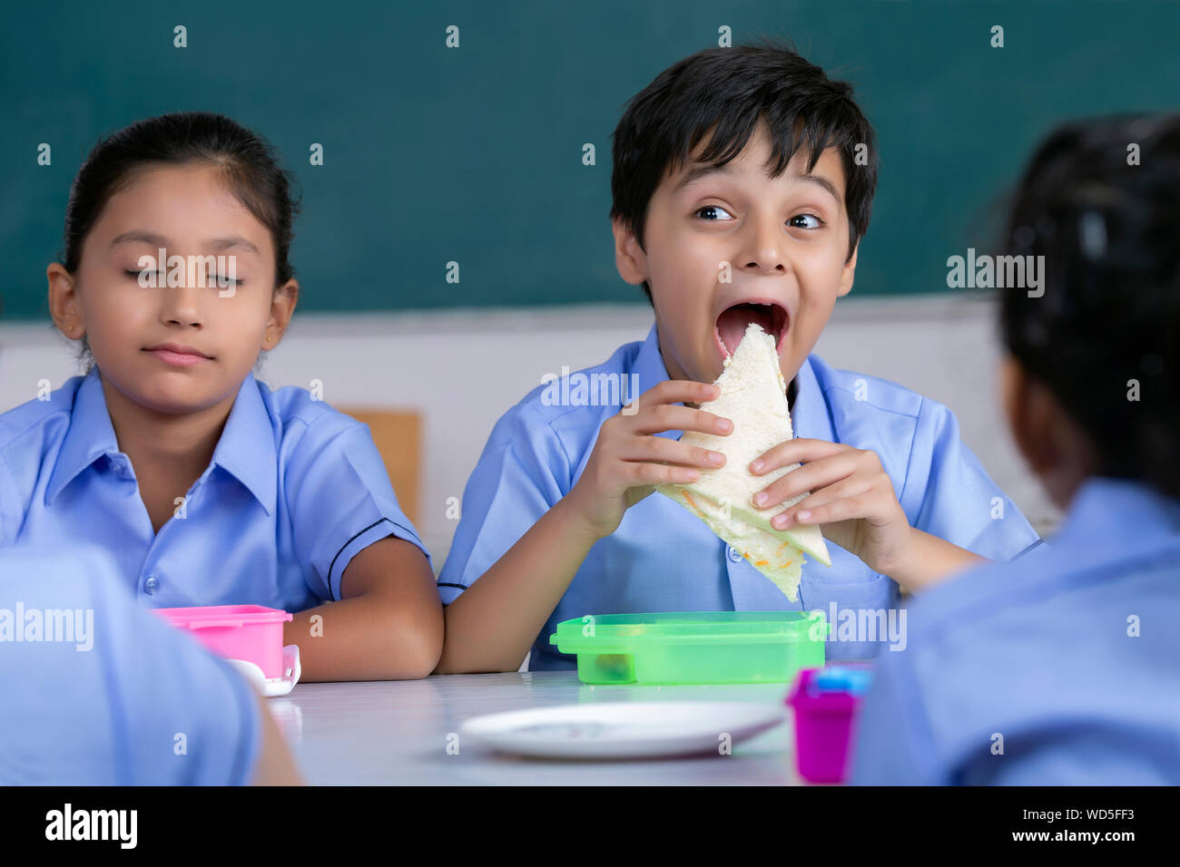 https://c8.alamy.com/comp/WD5FF3/school-boy-eating-sandwich-in-lunch-WD5FF3.jpg
