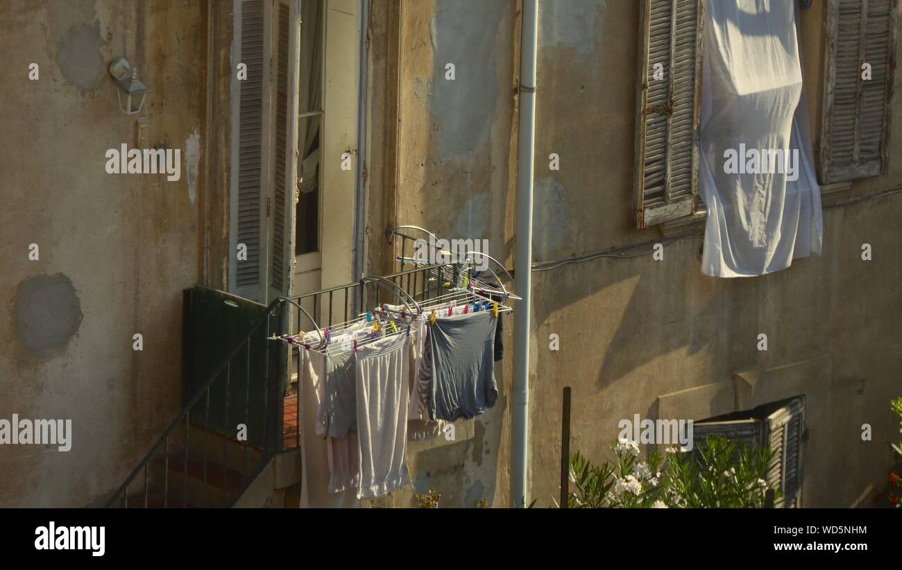 Hanging laundry on balcony hires stock photography and images Alamy