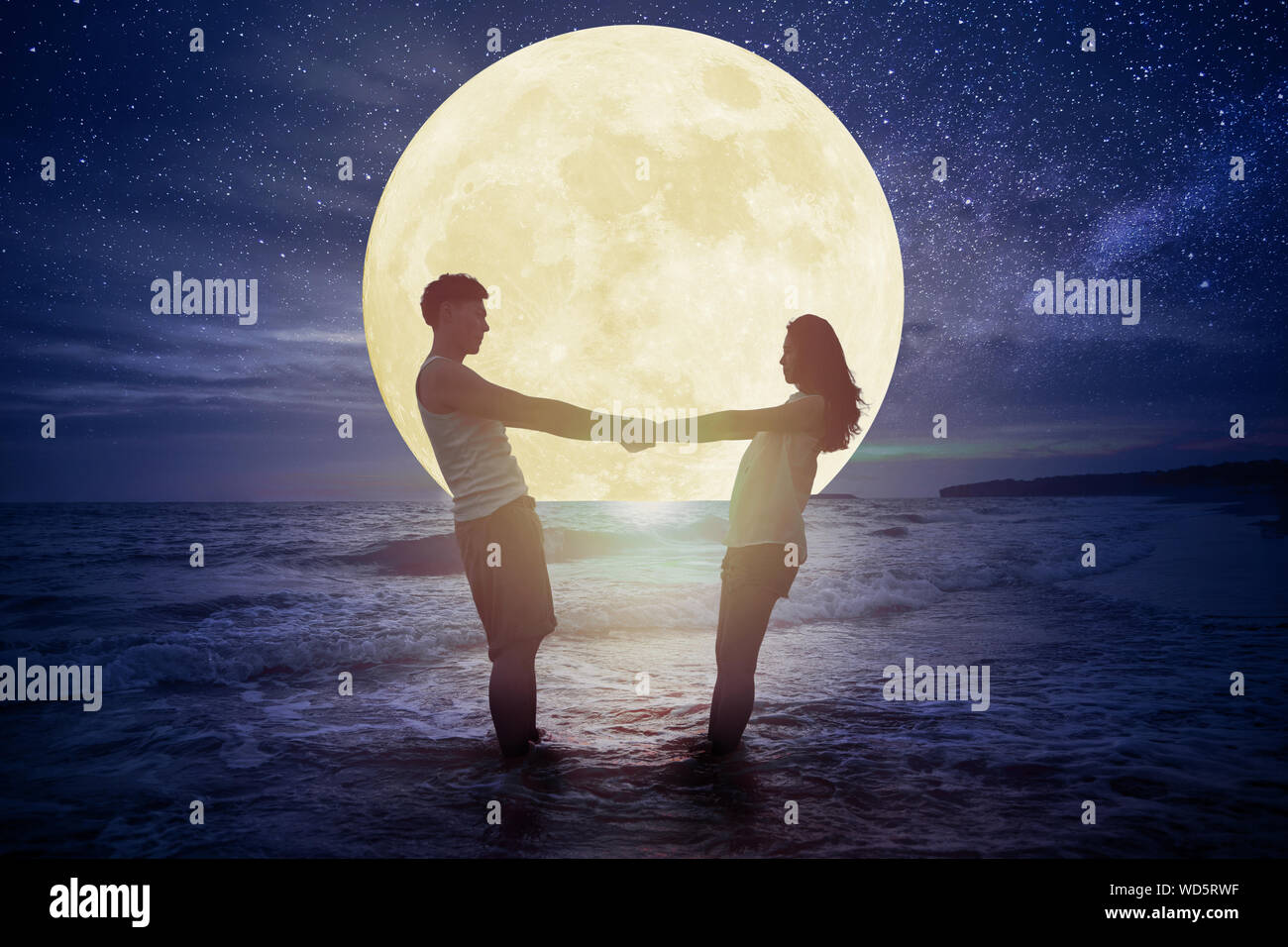 Couple moon beach night hi-res stock photography and images - Alamy