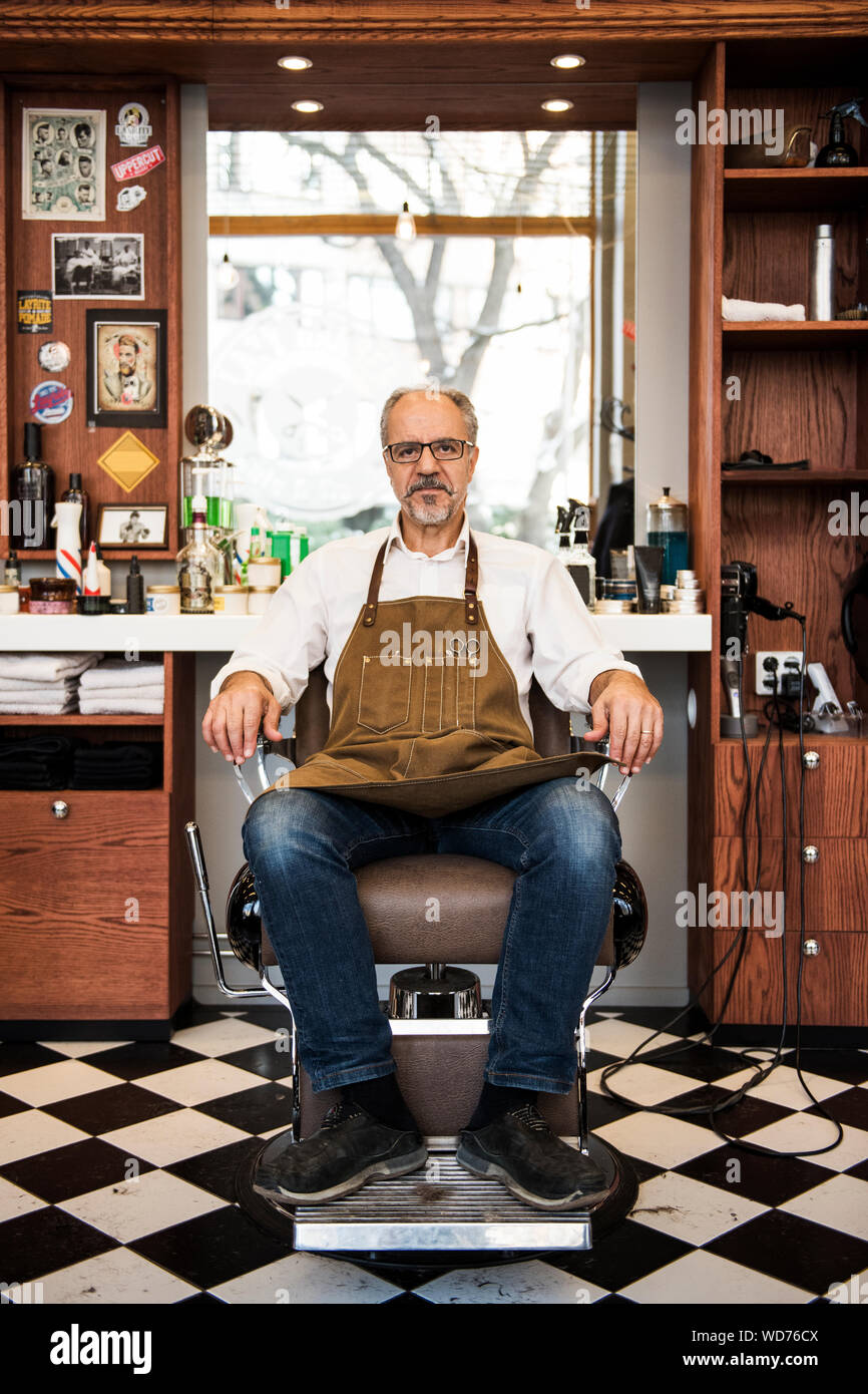 One chair barbershop hi-res stock photography and images - Alamy