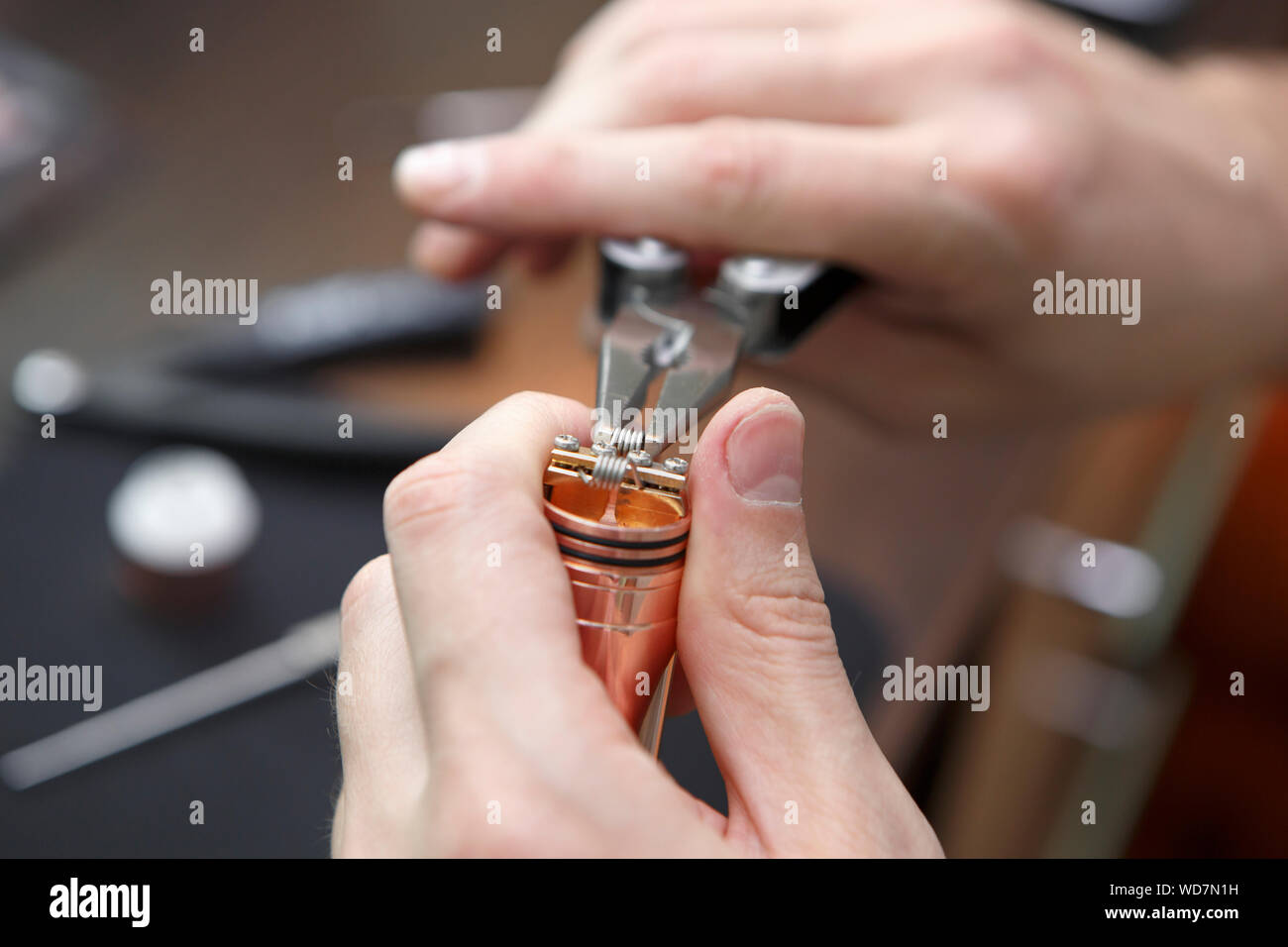 Vaping wire coil hires stock photography and images Alamy