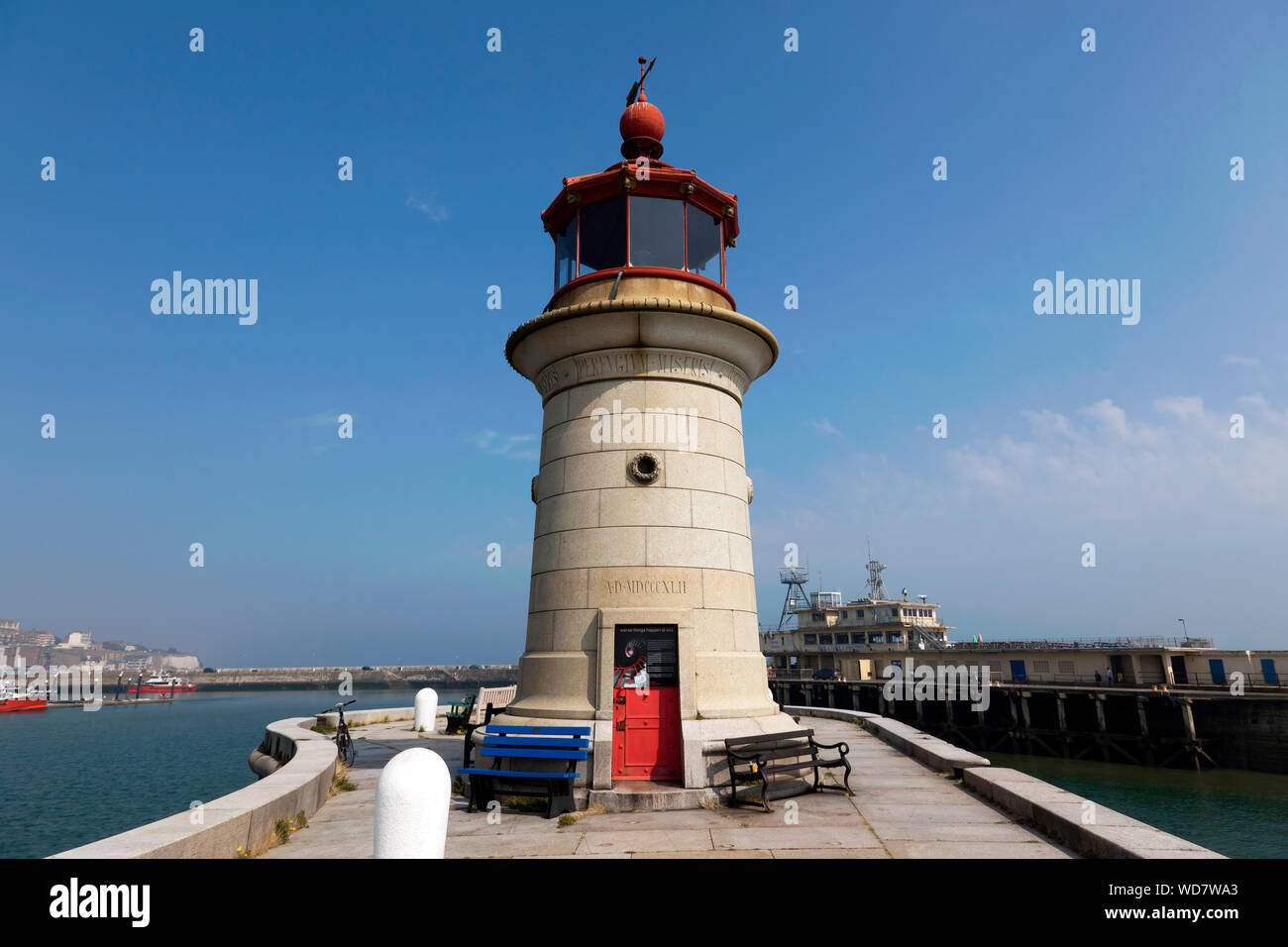 The Lighthouse on the West Harbour arm, Ramsgate Royal Harbour Stock Photo Alamy