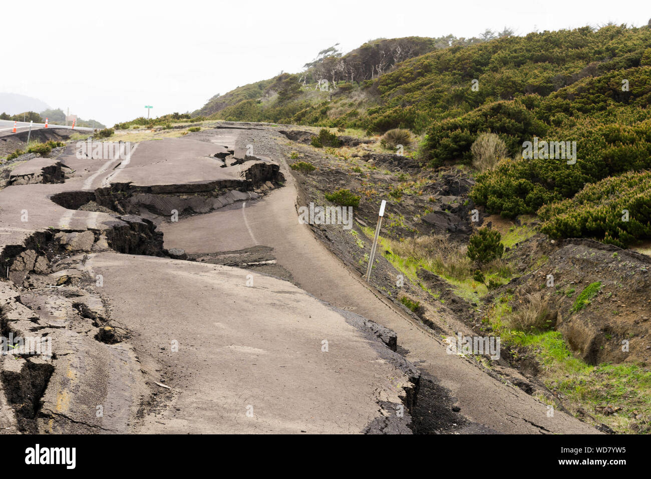 Earthquake damaged road hi-res stock photography and images - Alamy