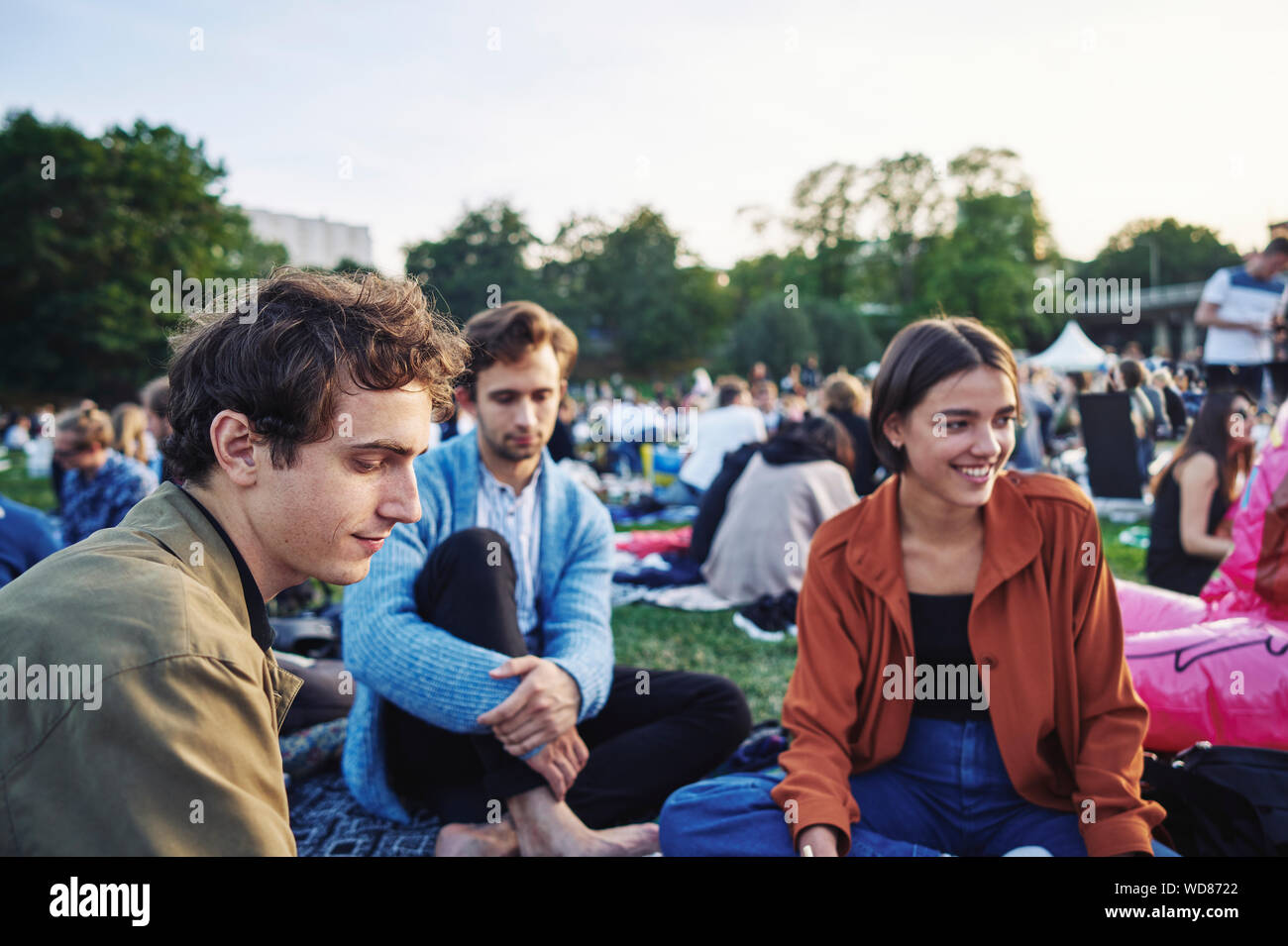Friends sitting park hi-res stock photography and images - Alamy