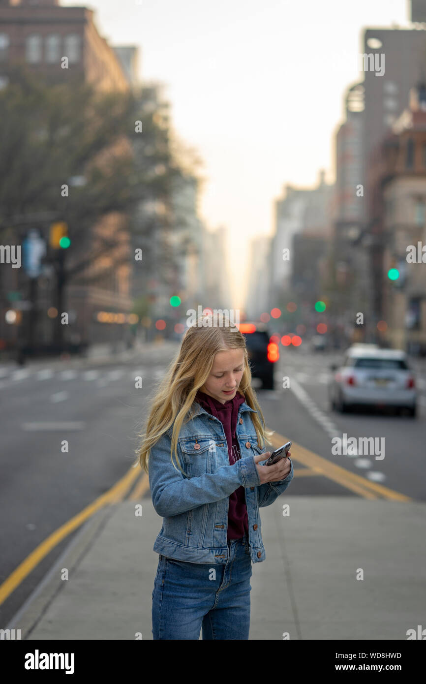 Girl holding cell phone hi-res stock photography and images - Alamy