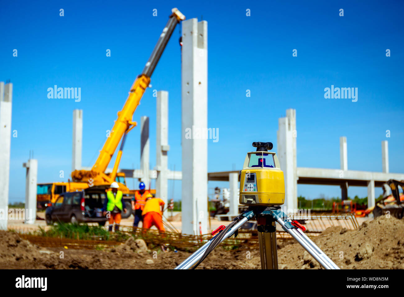 Total center device with laser for leveling other devices to level