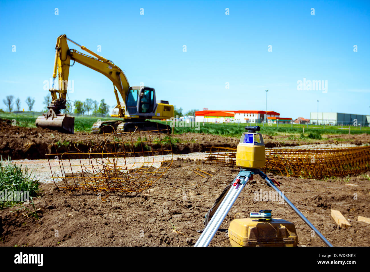 Total center device with laser for leveling other devices to level