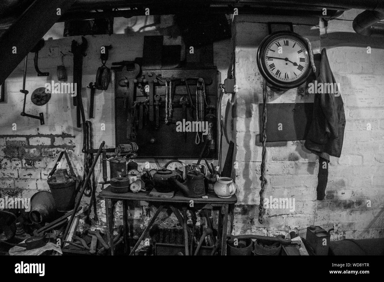 Old wall clock hires stock photography and images Alamy