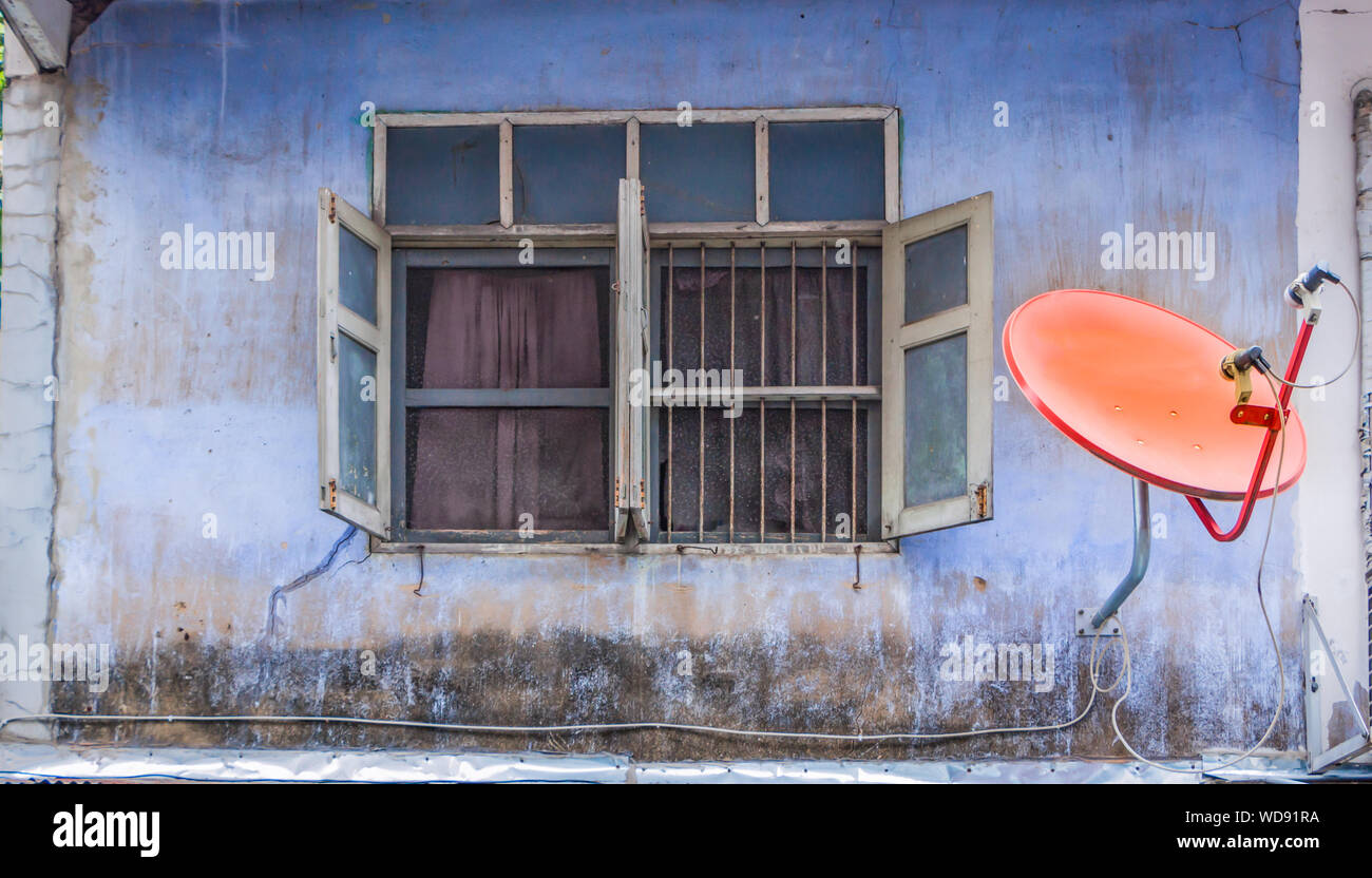 Satellite dish and house hi-res stock photography and images - Alamy
