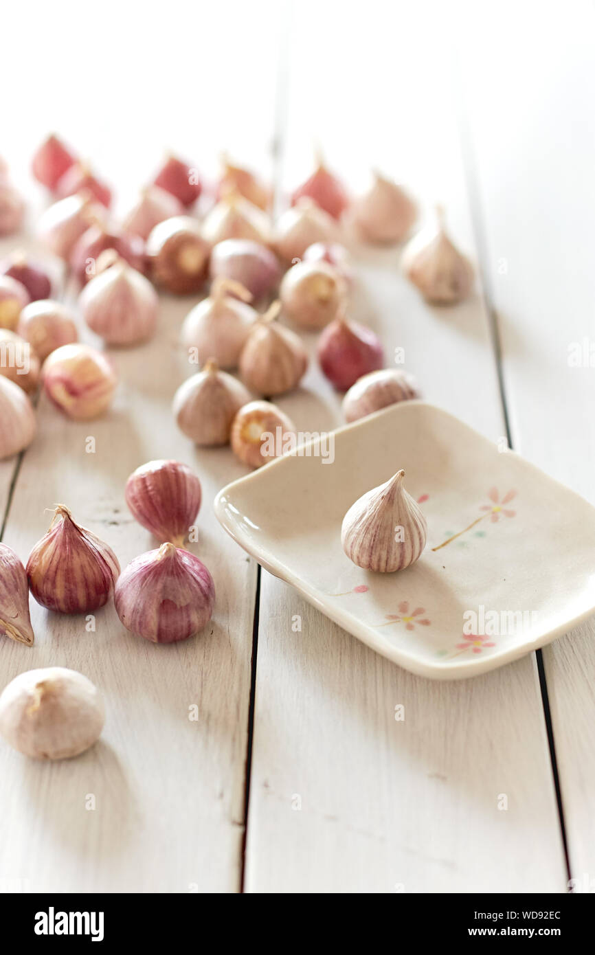 Still life with plate of onions hi-res stock photography and images - Alamy