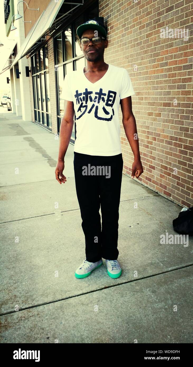 Man standing wall sidewalk hi-res stock photography and images - Alamy