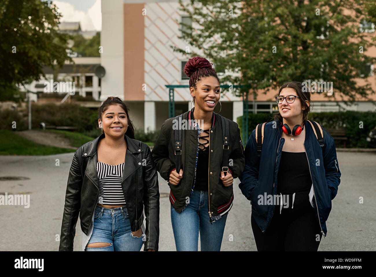 Smiling african girls hi-res stock photography and images - Alamy