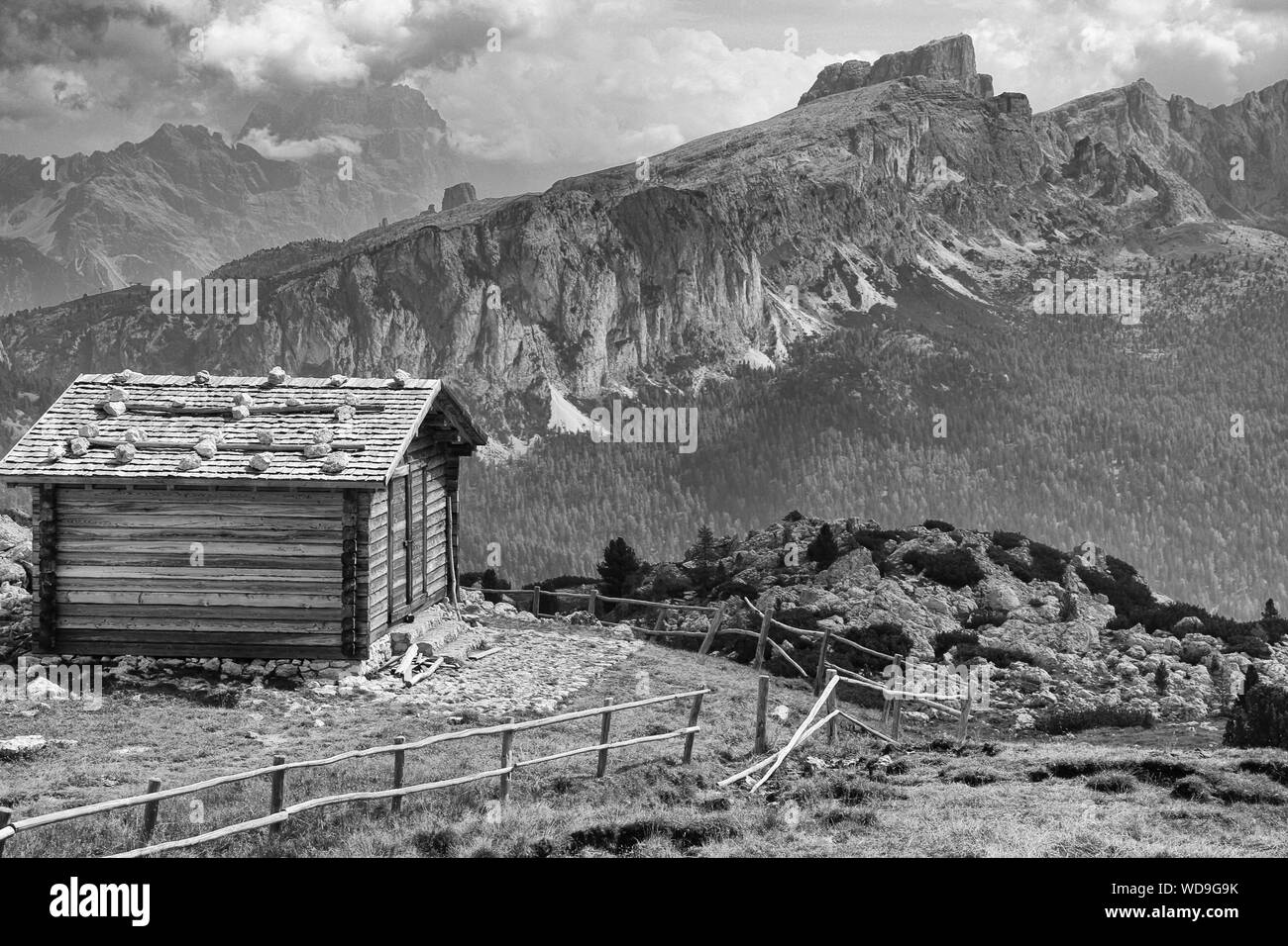 Log cabin architecture Black and White Stock Photos & Images - Alamy