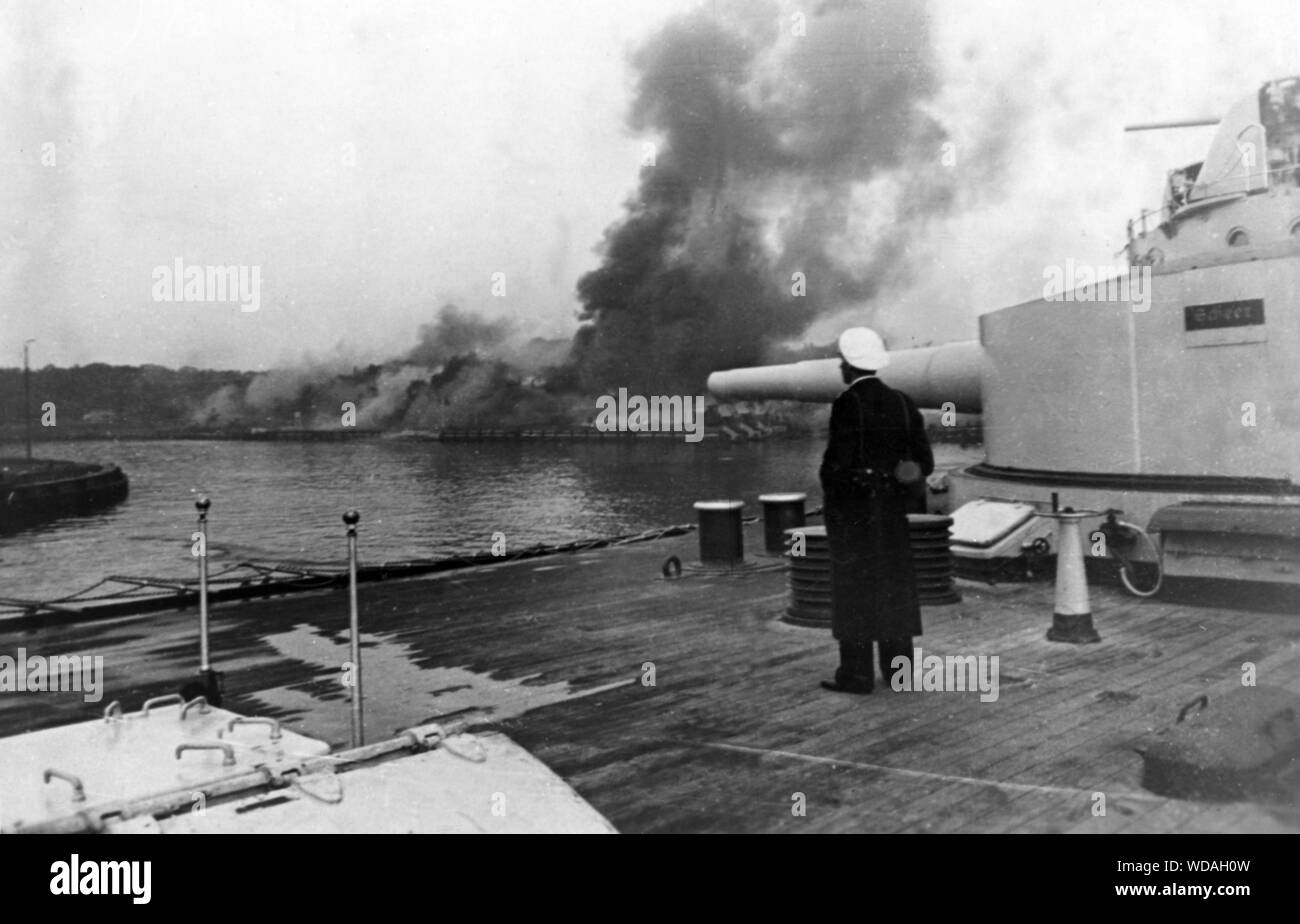 Battleship Schleswig-Holstein bombards Polish ammunition depot on the Westerplatte on 01.09.1939 and opens dawith the II. World War. Officer on deck watches the fire ashore, right next to him tower 'Scheer'. Please note: Minimum fee EUR 60.00 | usage worldwide Stock Photo
