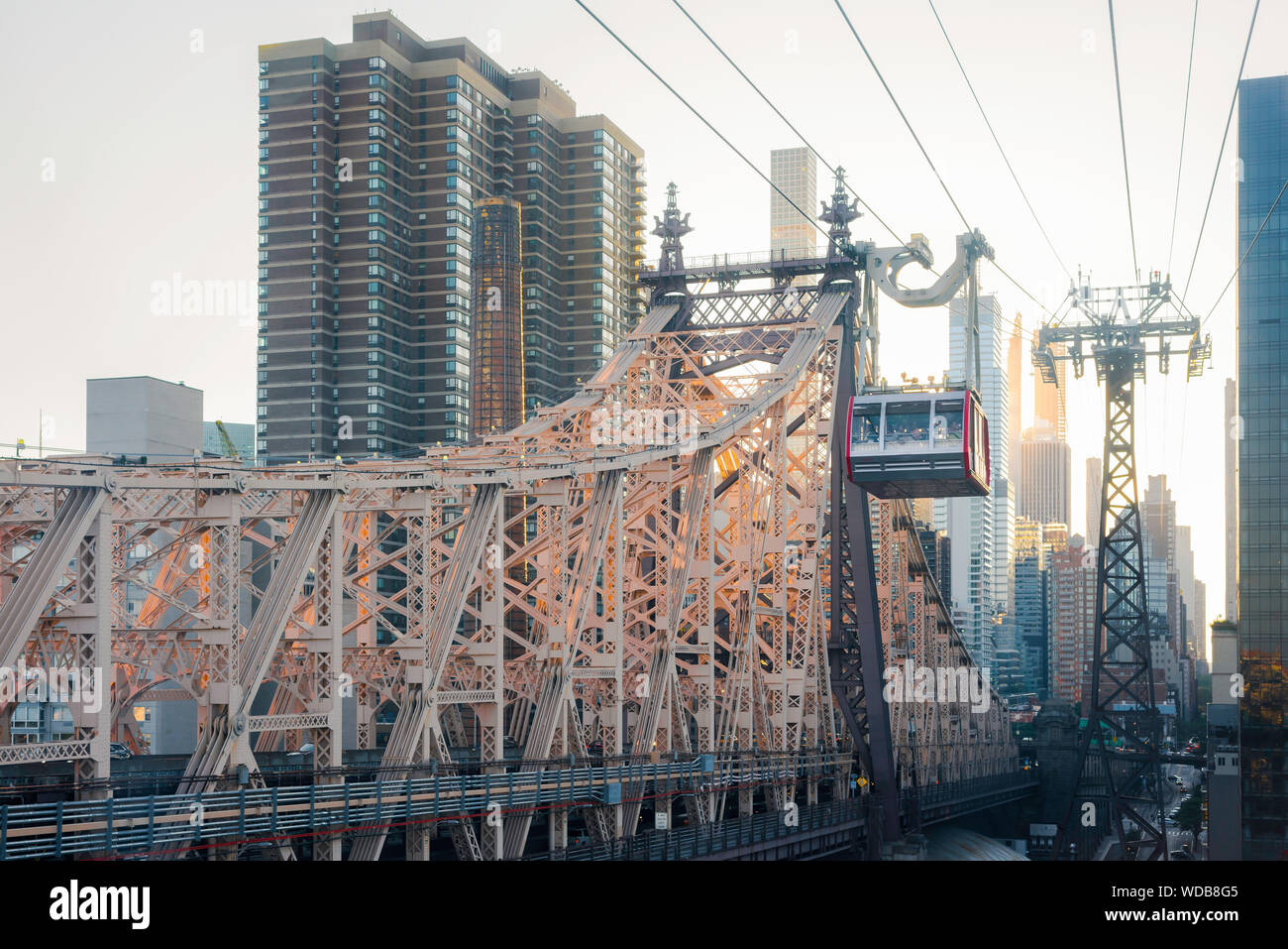Roosevelt Island Tramway, view of an aerial tram car alongside the Queensboro Bridge in Manhattan travelling to Roosevelt Island, New York City, USA Stock Photo