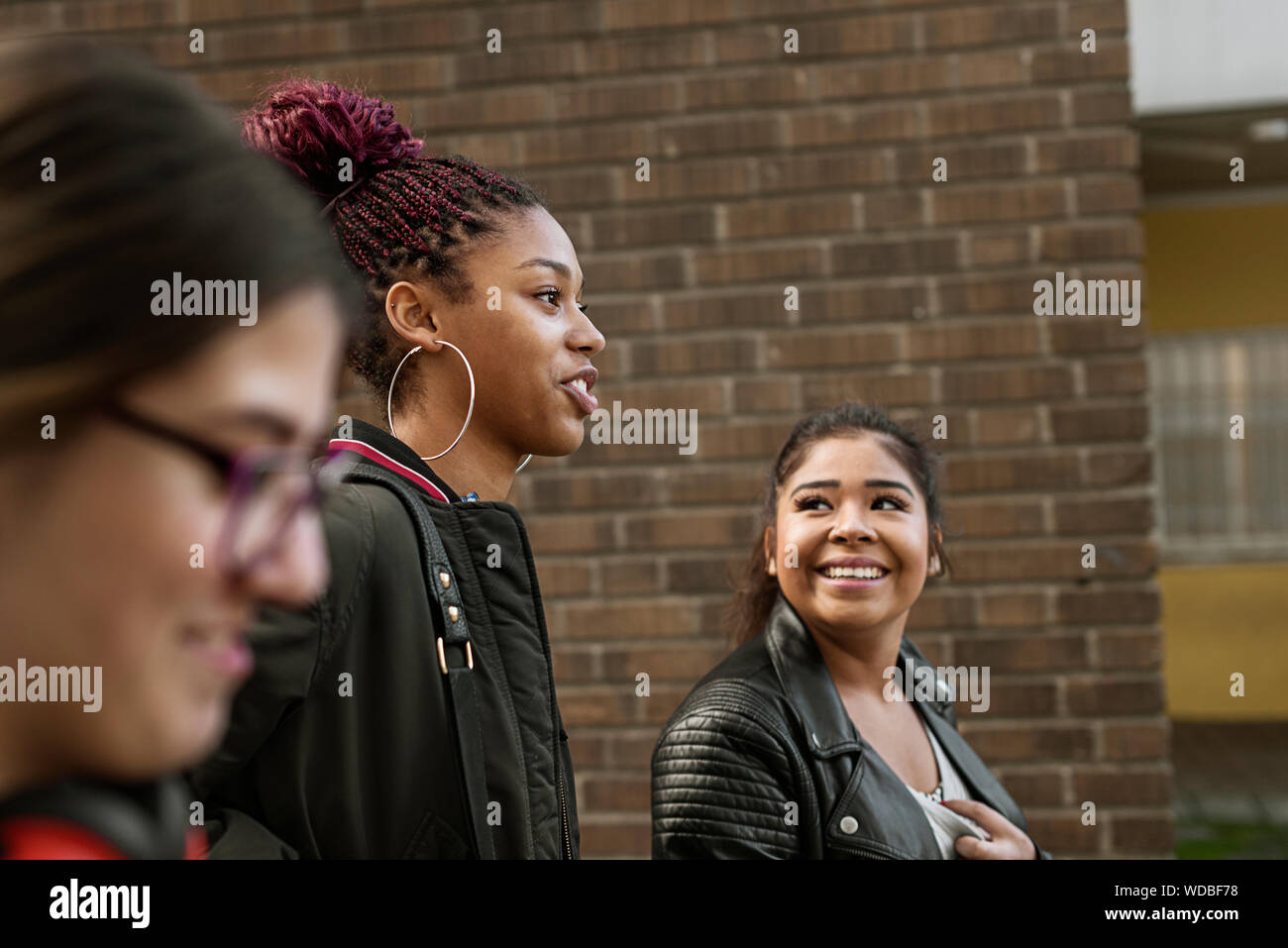 Smiling african girls hi-res stock photography and images - Alamy