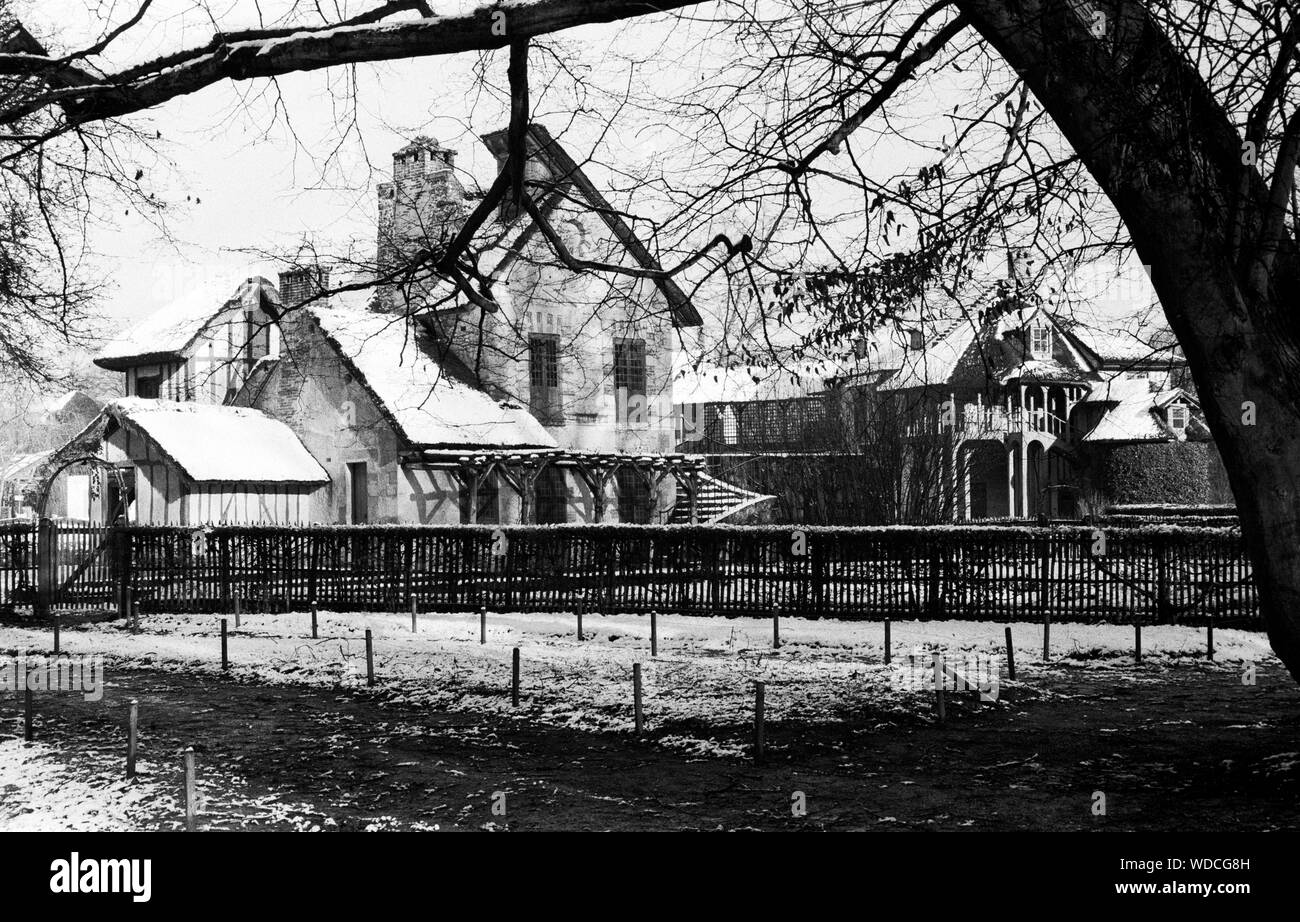 HAMEAU DE LA REINE VERSAILLES CASTLE DESIGNED BY RICHARD MIQUE FOR THE QUEEN MARIE -ANTOINETTE AND INSPIRED BY THE BRITISH WATERCOLORIST HUBERT ROBERT - ENGLISH STYLE GARDEN - FARM - POUND AND BELVEDERE BUILDINGS WINTER 1999 - MAIN ENTRANCE VERSAILLES PARC - SILVER FILM © Frédéric BEAUMONT Stock Photo