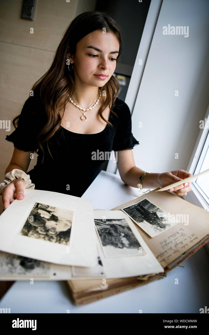 29 August 2019, Berlin: Lara Rading, a student from Dresden, shows memories  of her great-grandfather after a press conference of the German Red Cross  (DRK), at which the results of the International