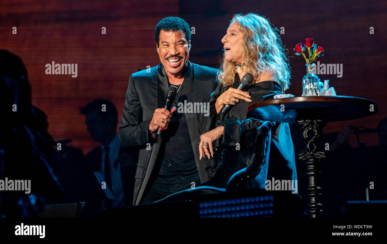 Barbra Streisand & Lionel Richie performing "A Happening At Hyde Park" in  London July 2019 Stock Photo - Alamy