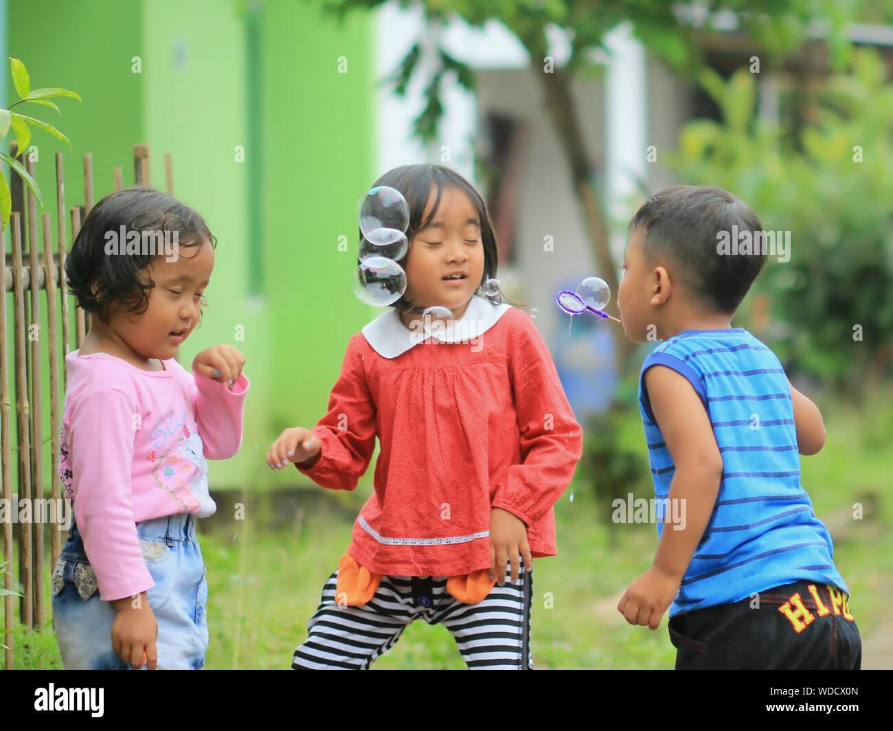 Children playing outdoors hi-res stock photography and images - Alamy