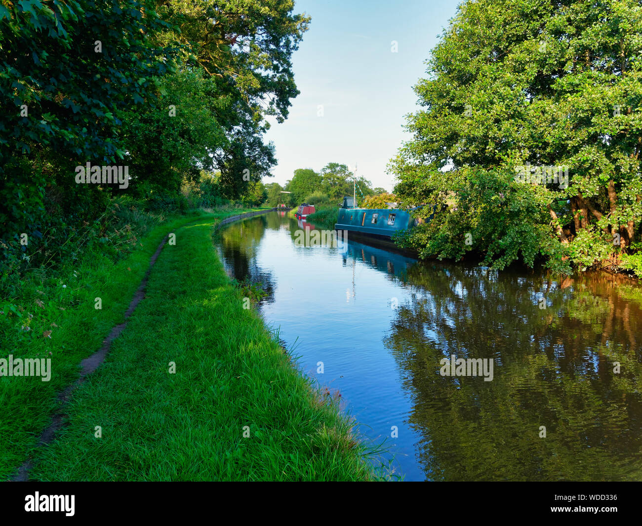 narrow-boats-moored-on-the-banks-of-the-shropshire-union-canal-near