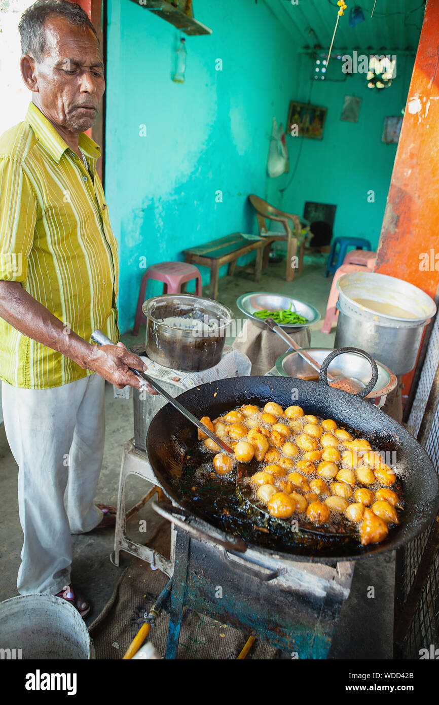 India, Andhra Pradesh, Armoor, Food hotel vendor frying chilli bhajis. Stock Photo