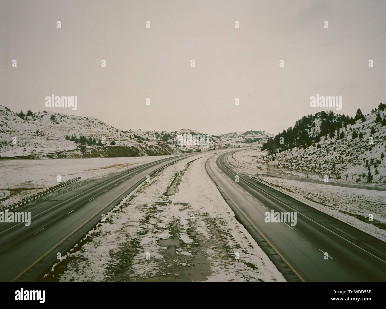 Empty road winter hi-res stock photography and images - Alamy