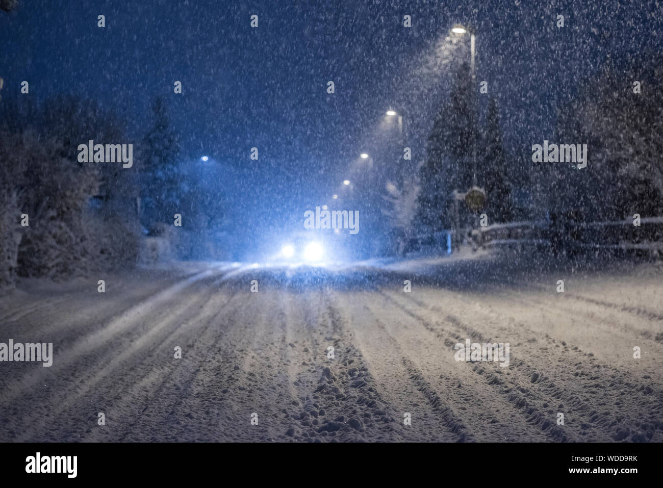 Car headlights at night hi-res stock photography and images - Alamy