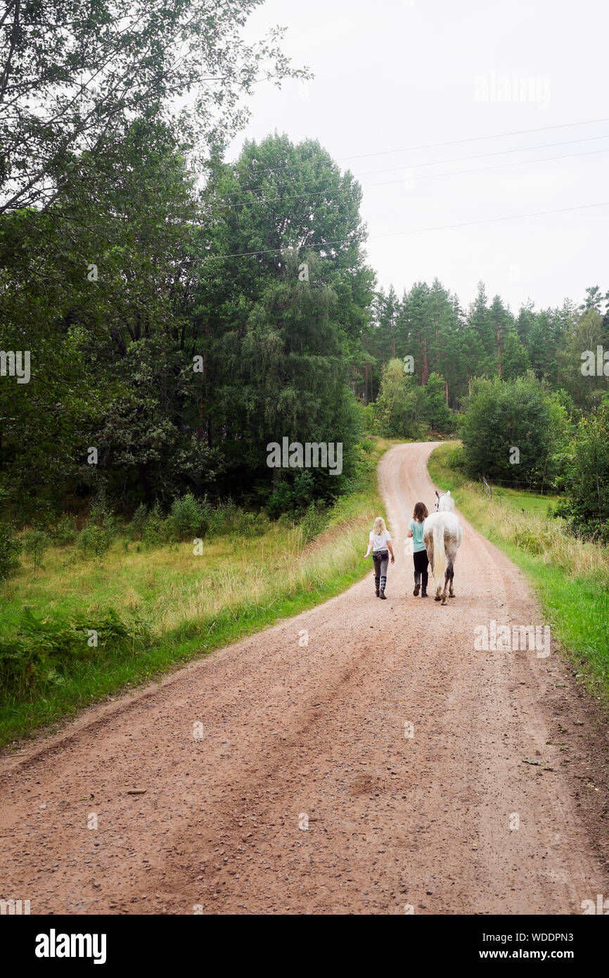 2 girls walking rear view hi-res stock photography and images - Alamy