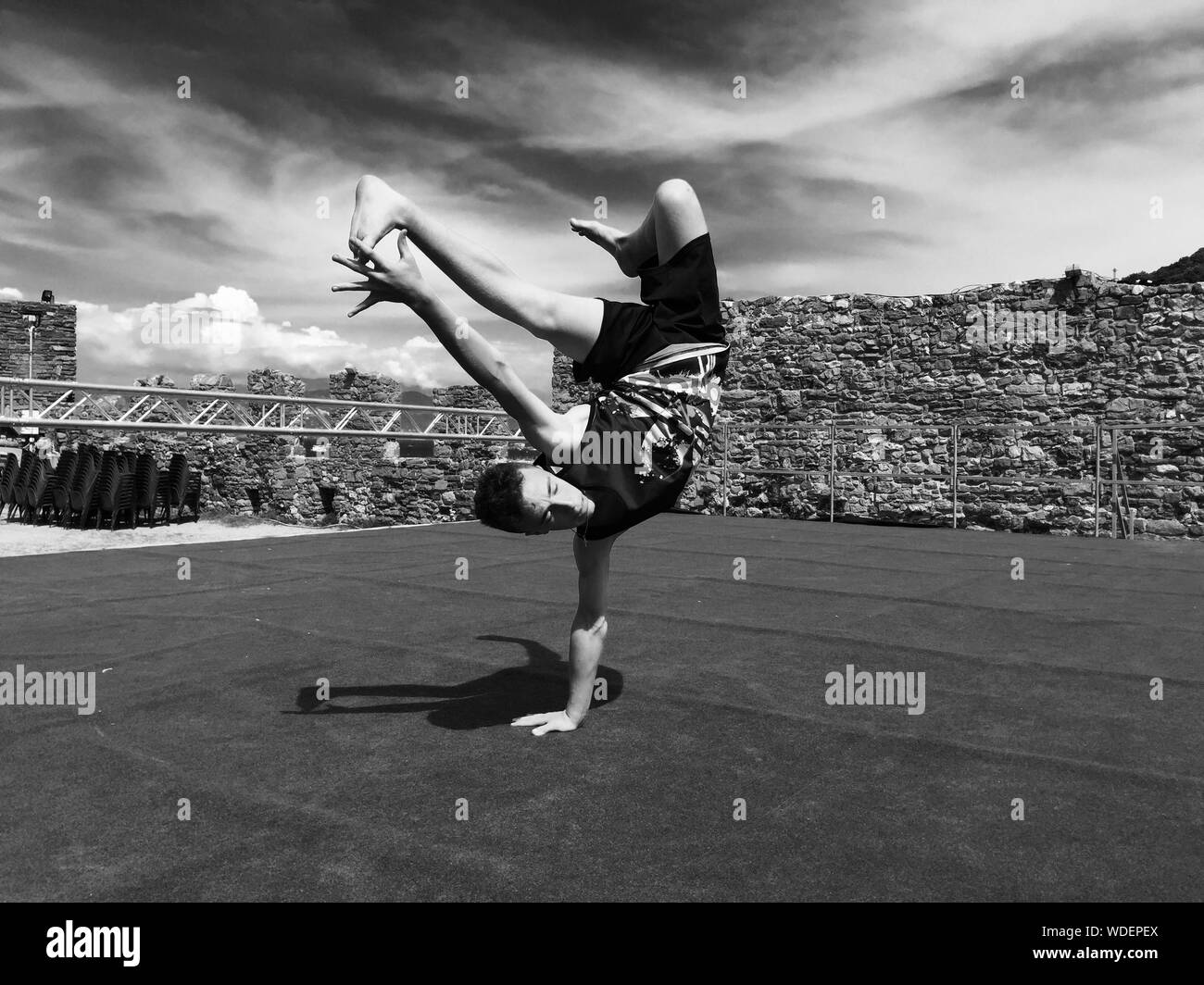 Breakdancing High Resolution Stock Photography and Images Alamy