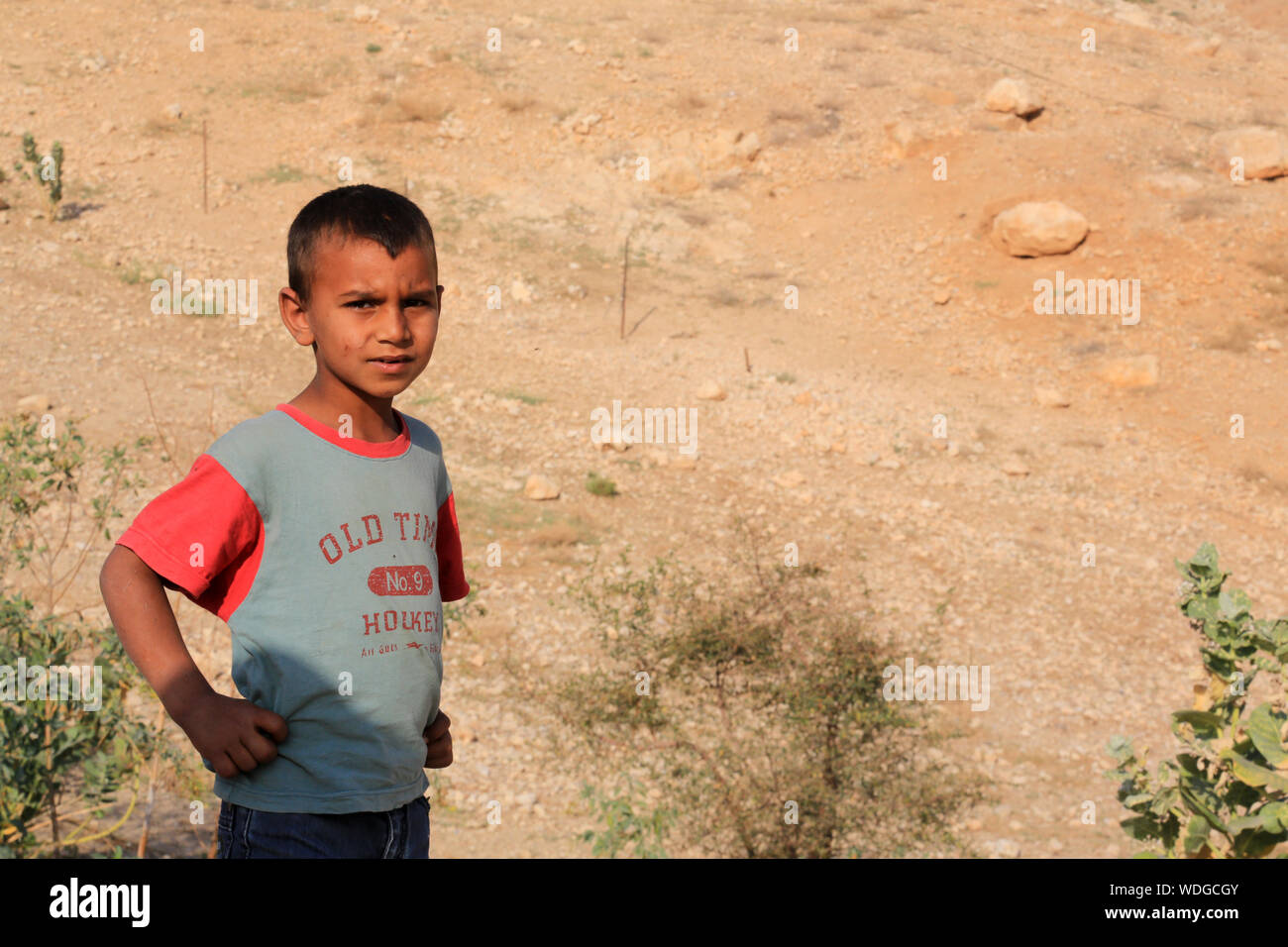Enfant Palestinien dans le désert de Jéricho. Palestine. Stock Photo