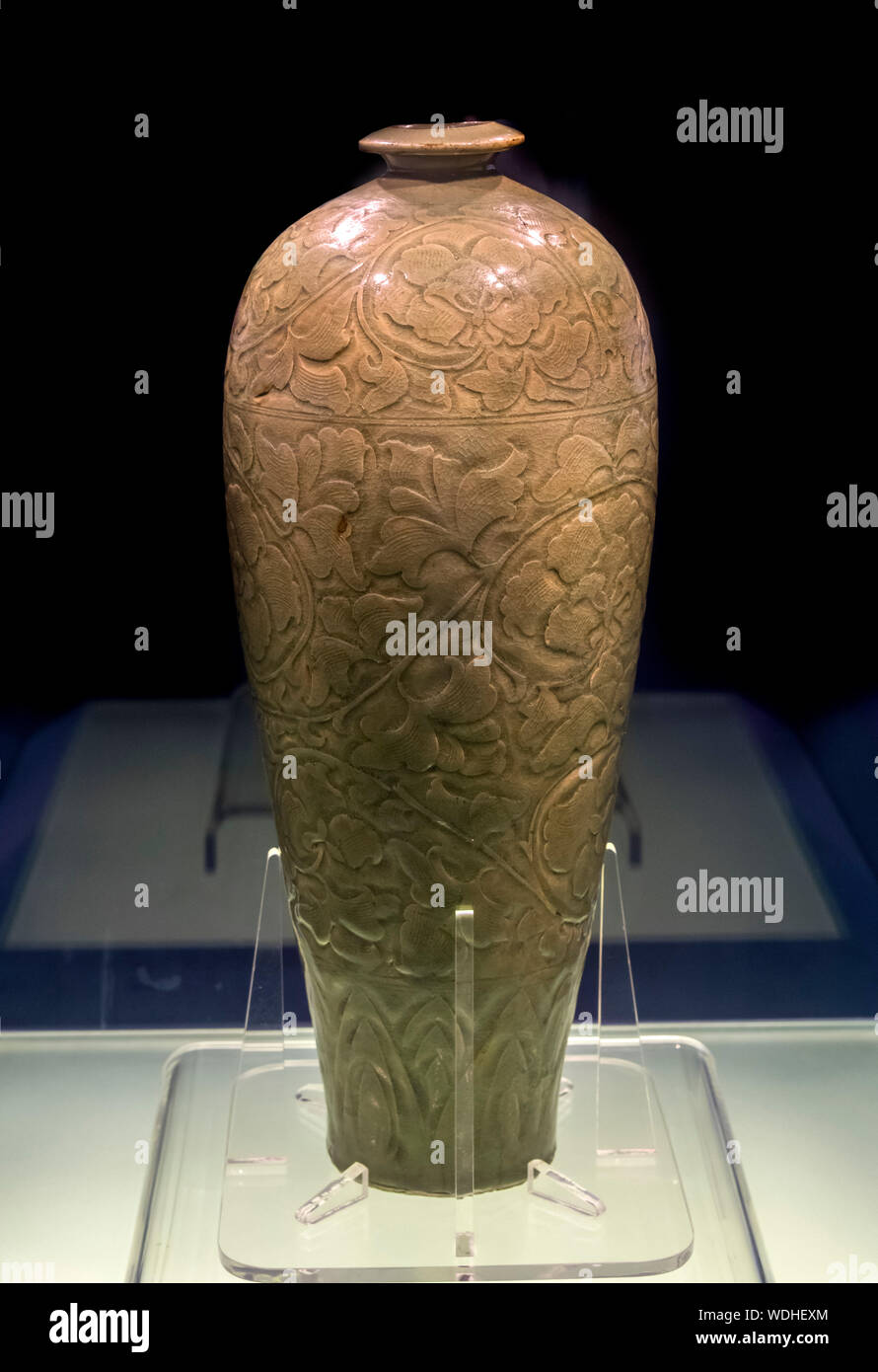 Yaozhou Ware. Celadon Meiping vase with peony design, Song Dynasty (960-1279 AD) Stock Photo