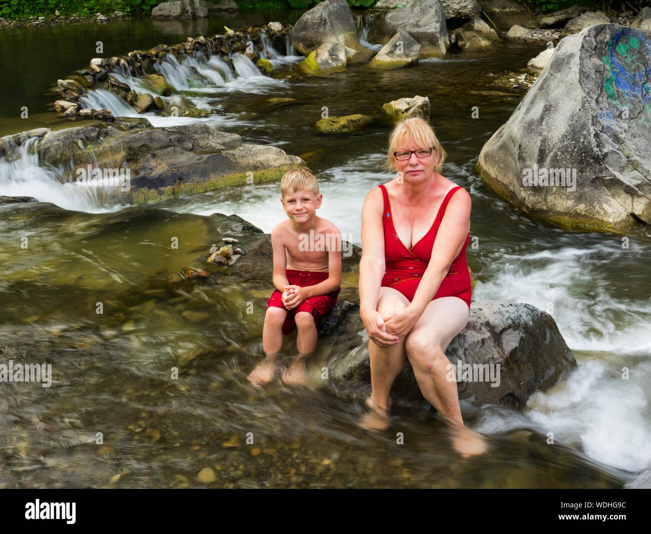 Внуки купаются. Бабушка на речке. Старухи на реке. Бабушка и внуки купаются. Бабули на речке.