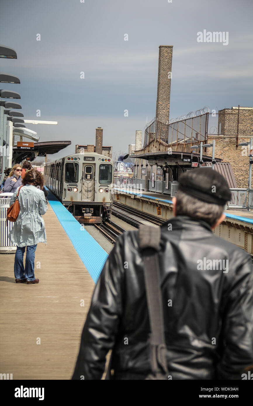 Commuters waiting for the Brown Line El train at the Armitage station in Chicago Stock Photo Alamy