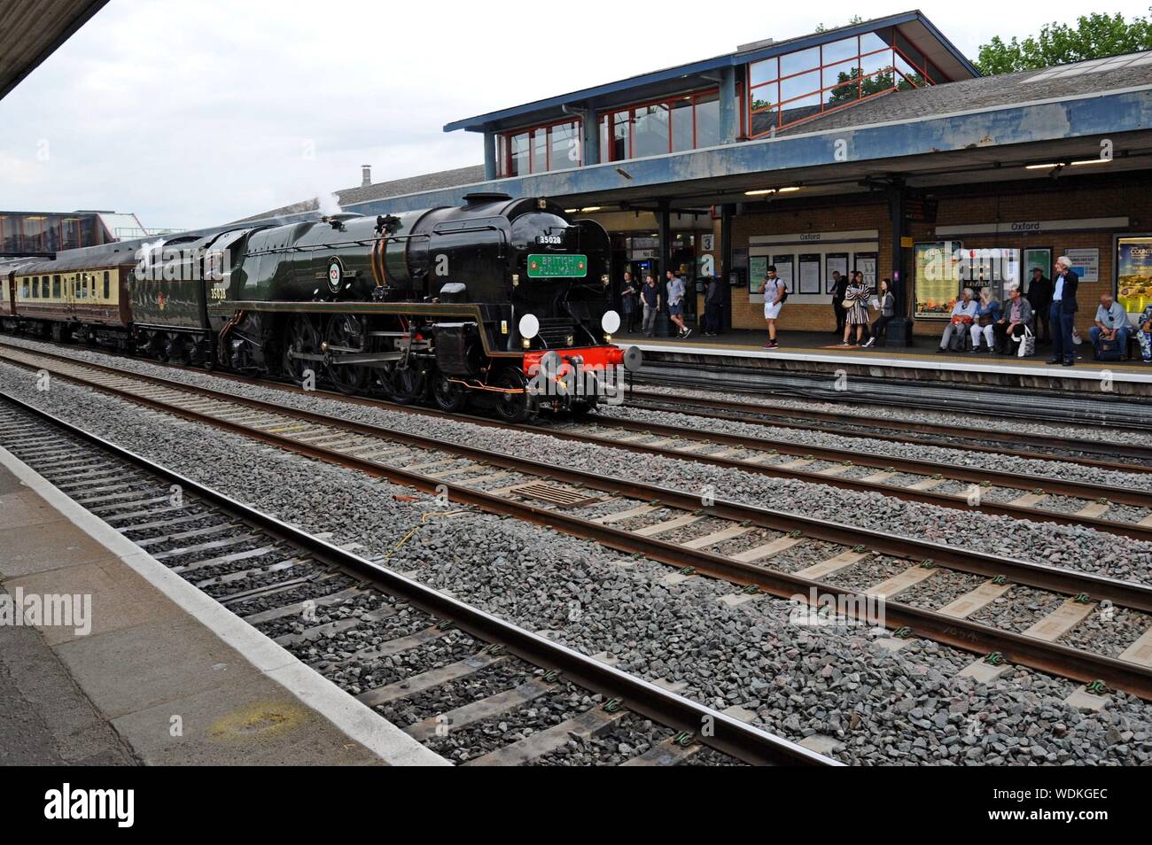 Ex Southern Railway Merchant Navy Class steam locomotive 35028 'Clan Line' with a British Pullman excursion train at Oxford Railway Station. Stock Photo